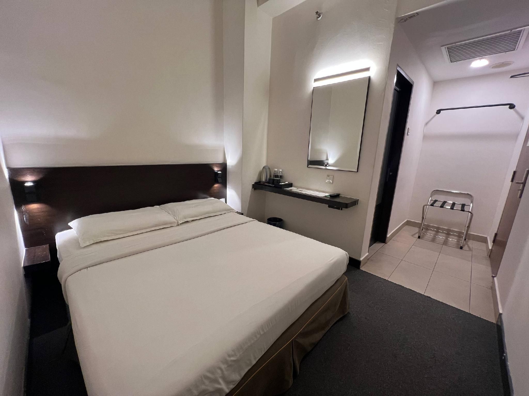 SSL Traders Hotel Standard Queen Without Window 2