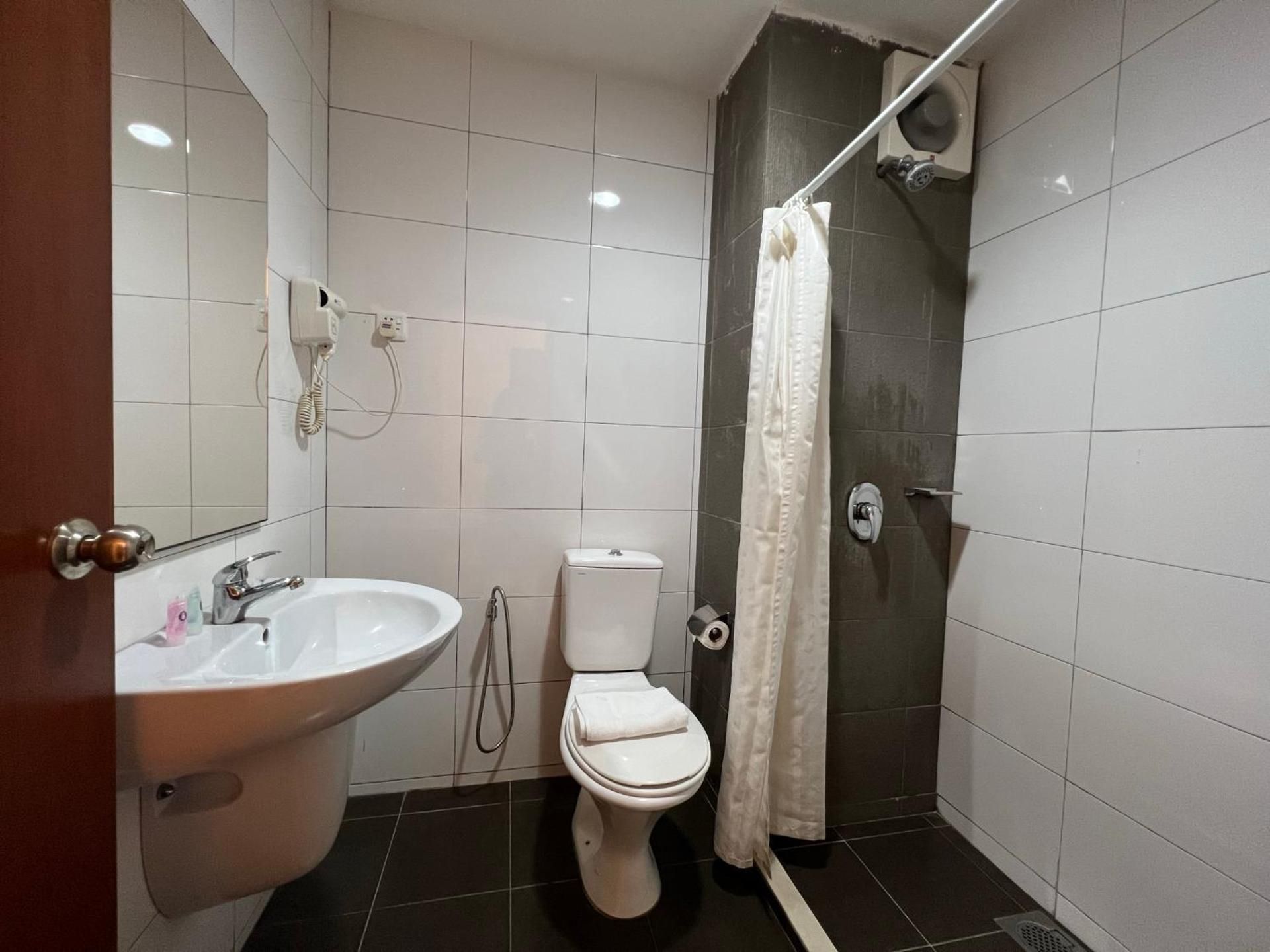 SSL Traders Hotel Standard Queen Without Window 3