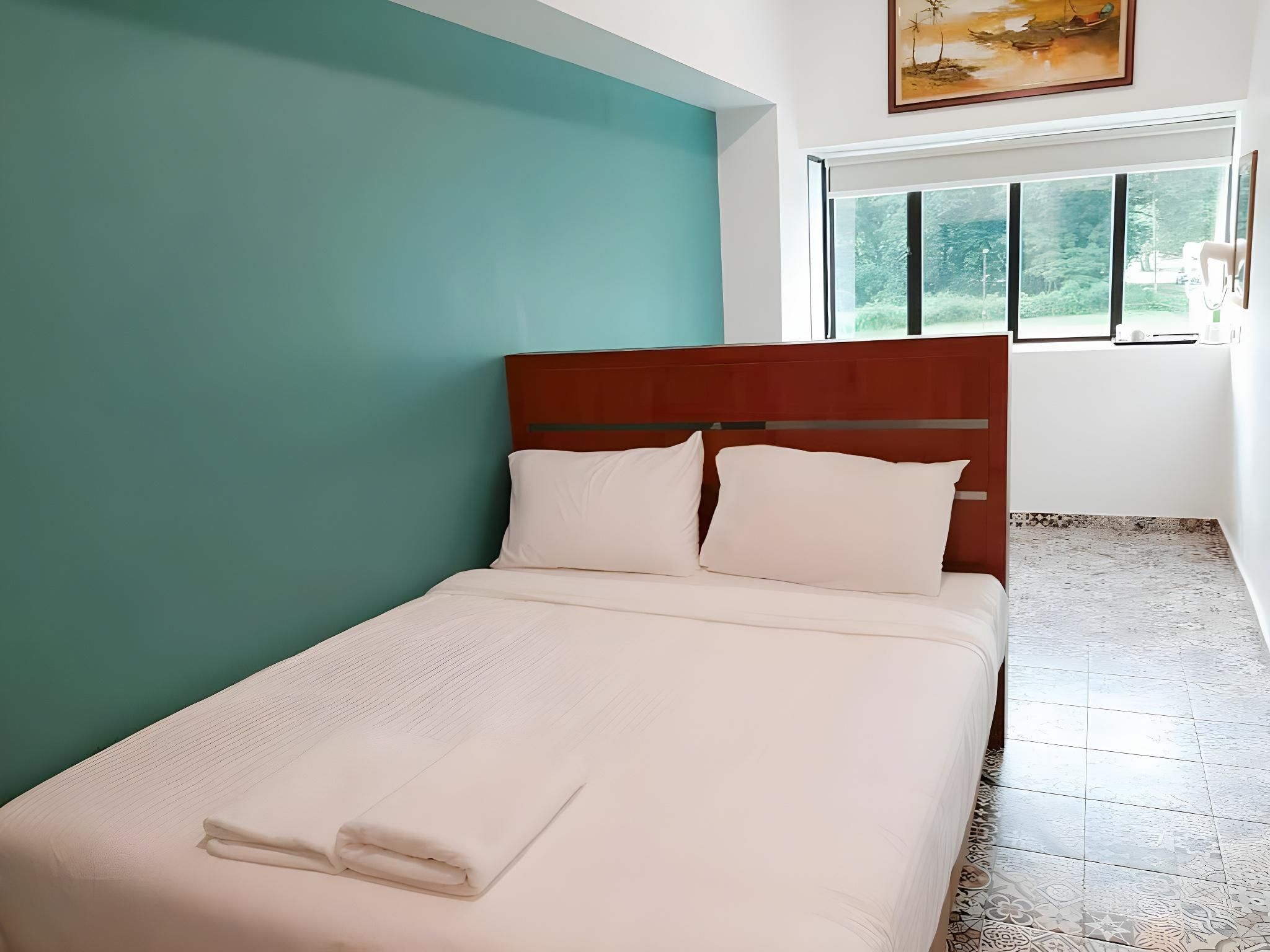 Queen Room with Lake View Non-Smoking