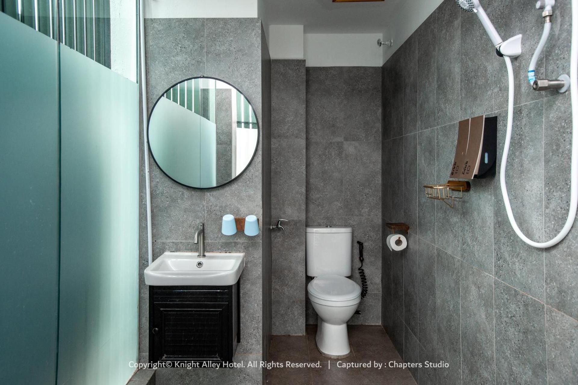 Knight Alley Hotel Family Room with Private Bathroom 3