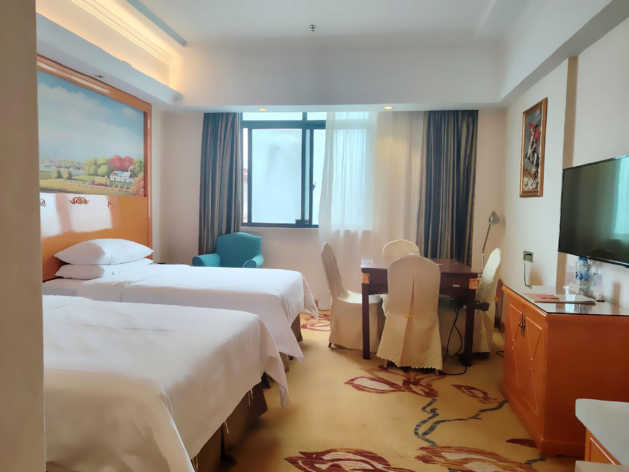 Vienna - Functional Chess Room With Twin Bed