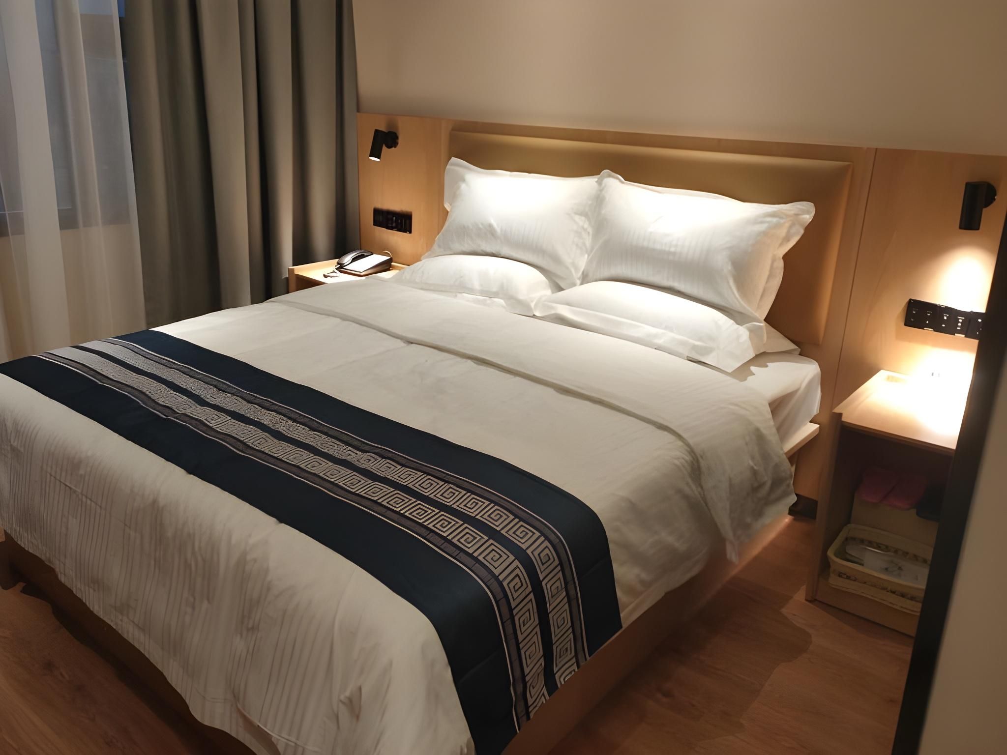 Hotel Queen Room