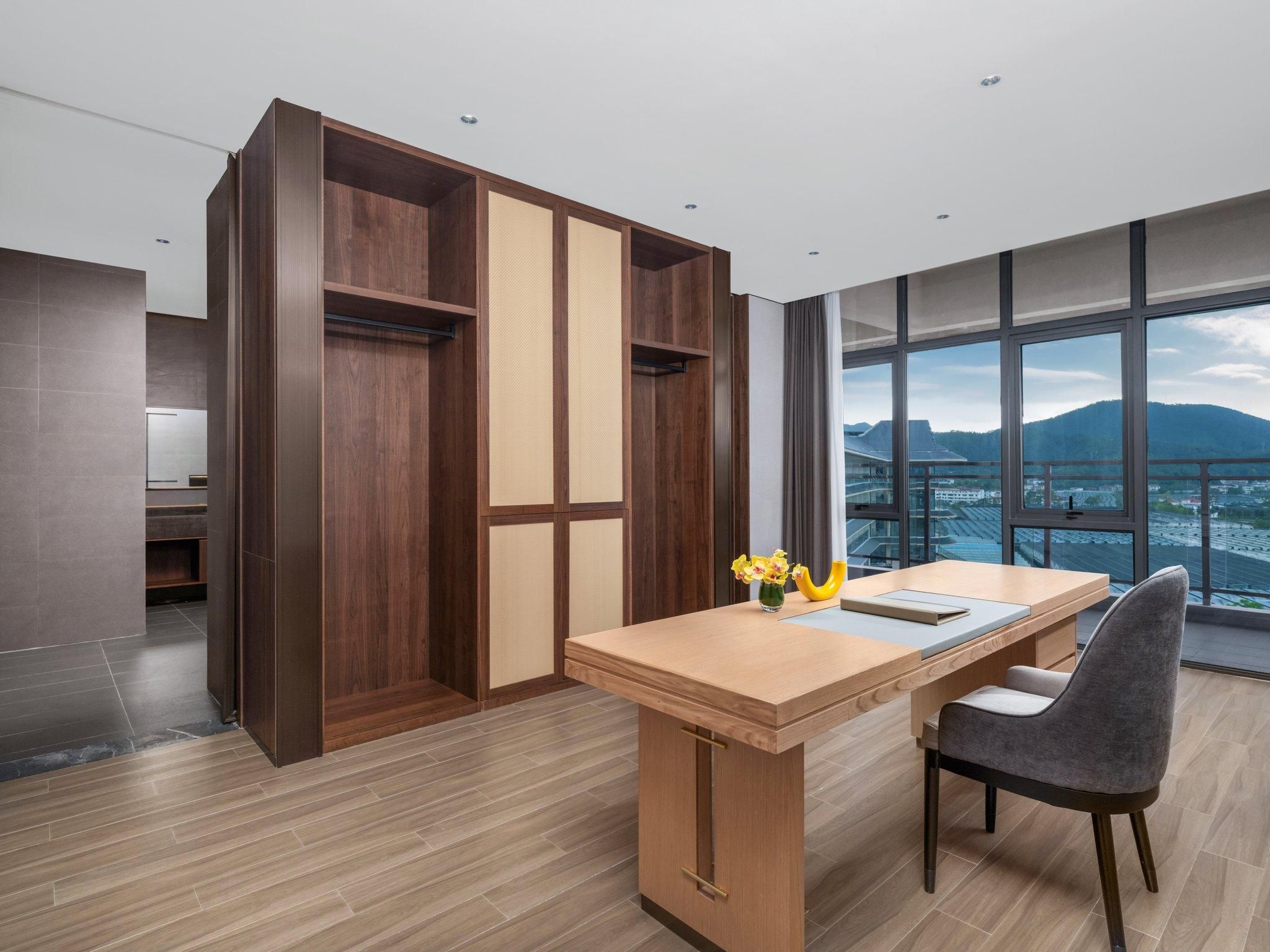 1 King 2 Double 2 Bedroom Suite Lake View