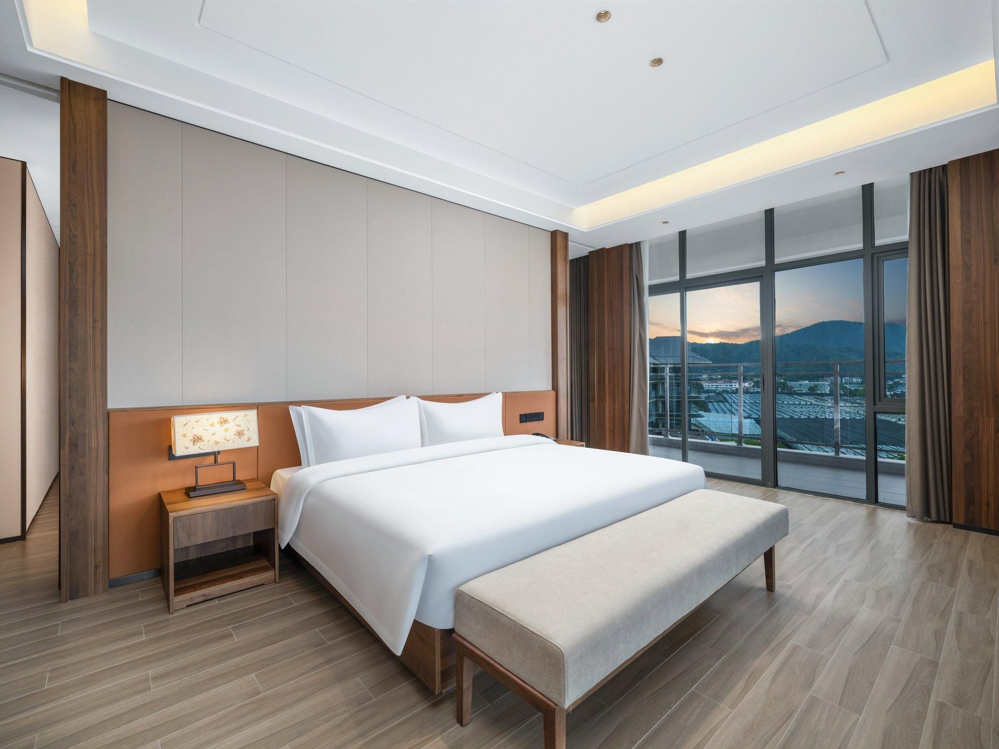 1 King 2 Double 2 Bedroom Suite Lake View