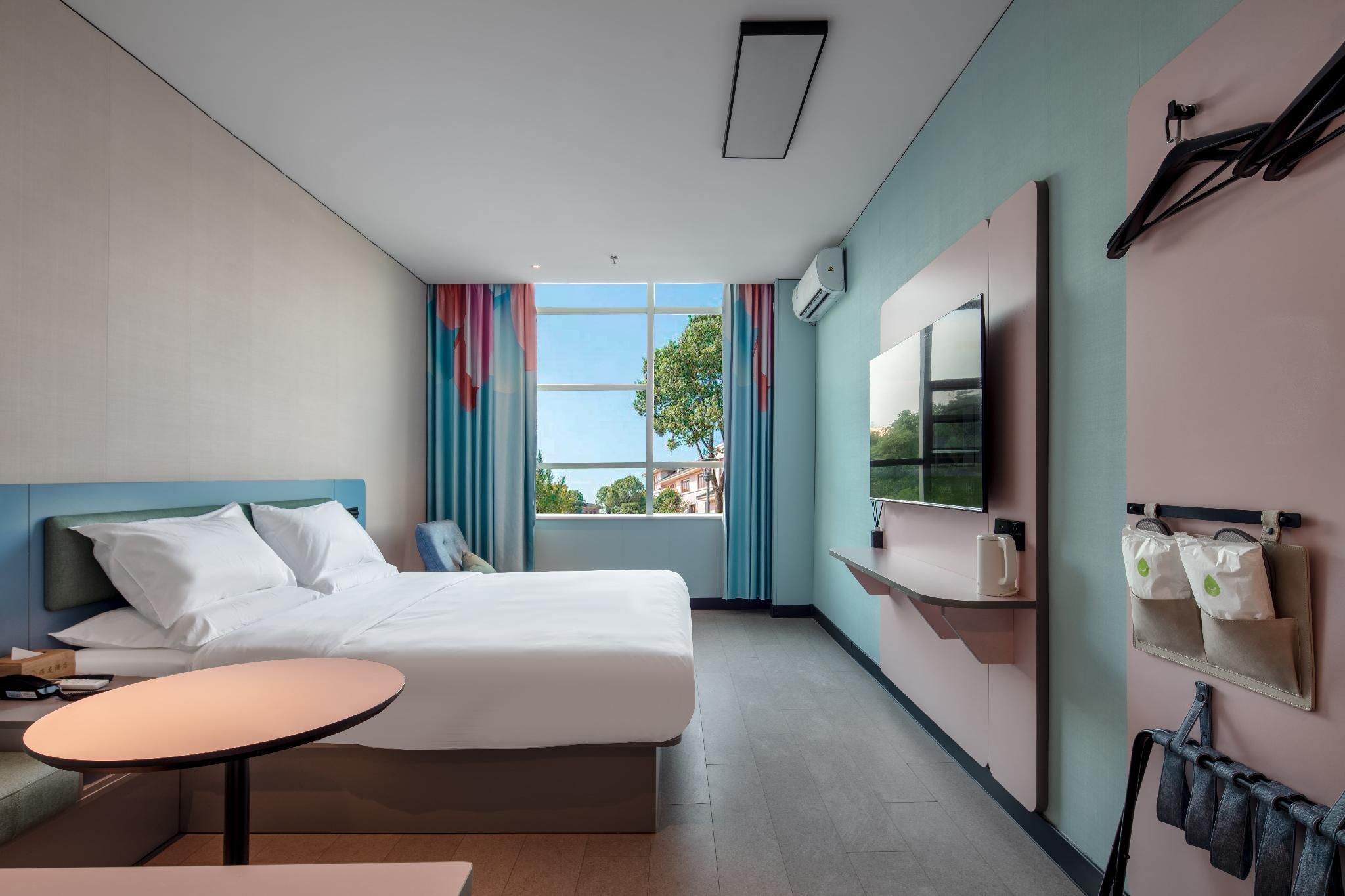 Feature Queen Room