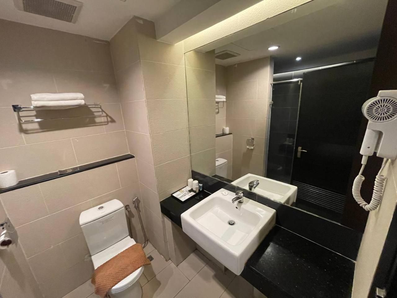 Hotel De Leon Deluxe Twin Room 3