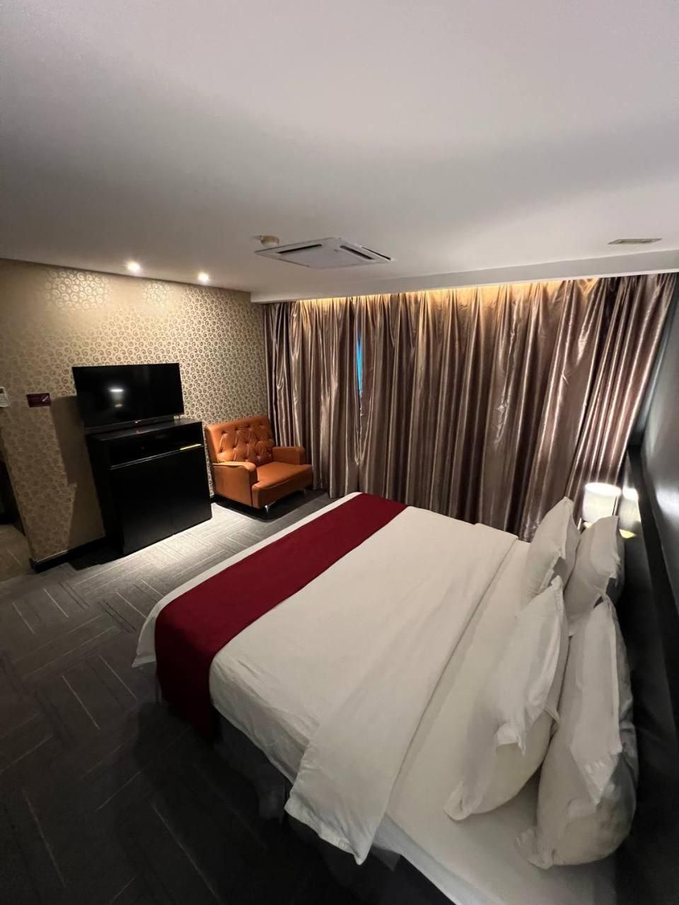 Hotel De Leon Deluxe King Suite