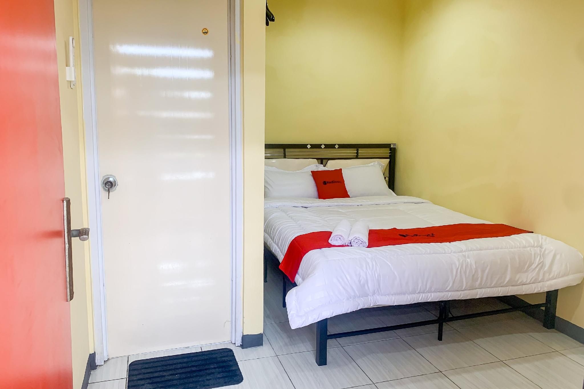 RedDoorz Room