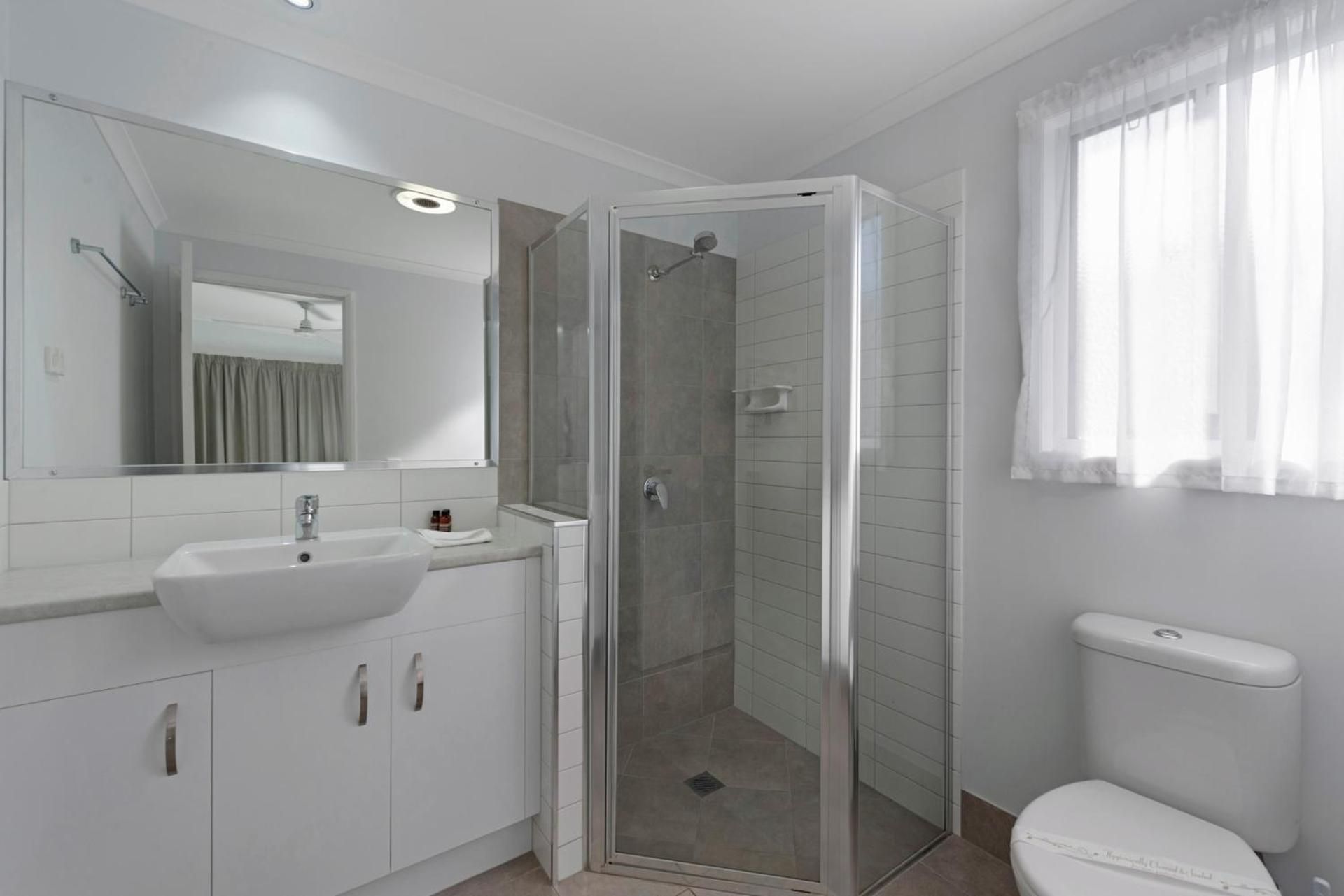 Deluxe Lakeside Studio - Sleeps 2