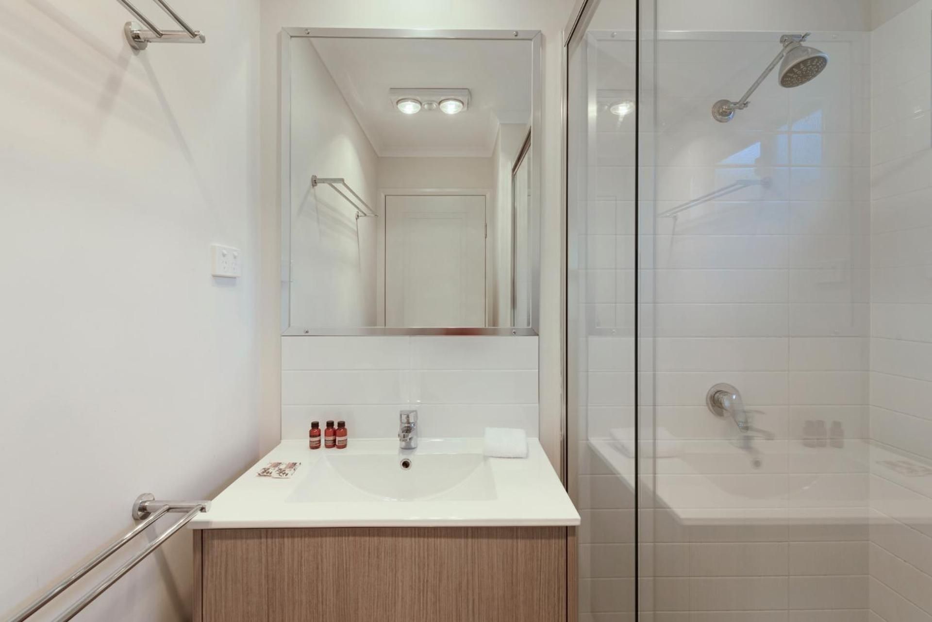 Superior 2 Bedroom Cabin - Sleeps 4