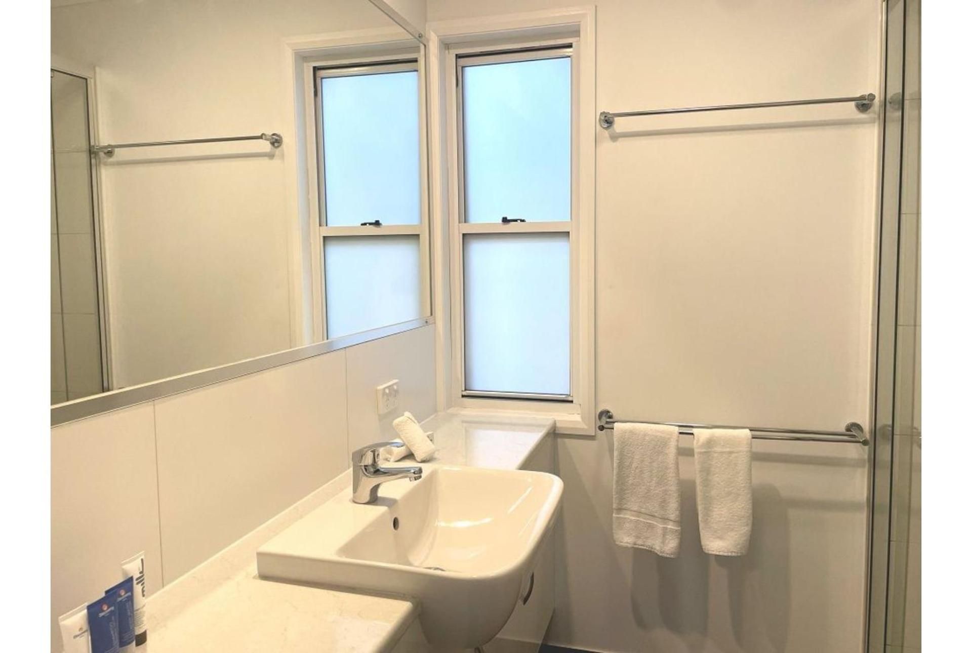 Deluxe Lakeside 2 Bedroom - Sleeps 4