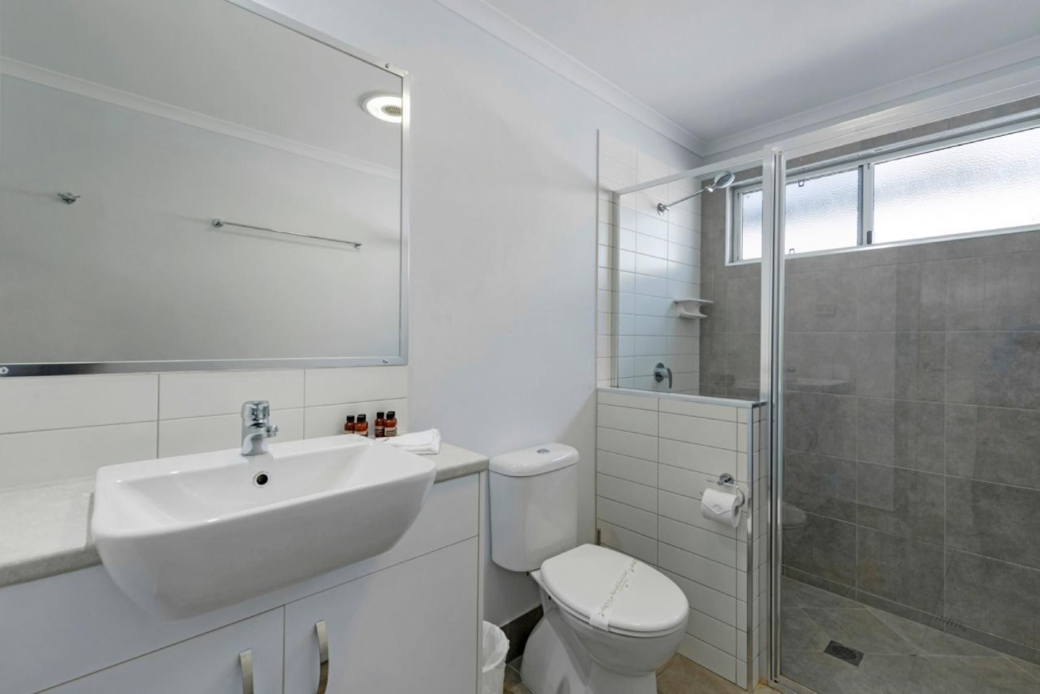 Deluxe Lakeside 2 Bedroom - Sleeps 6
