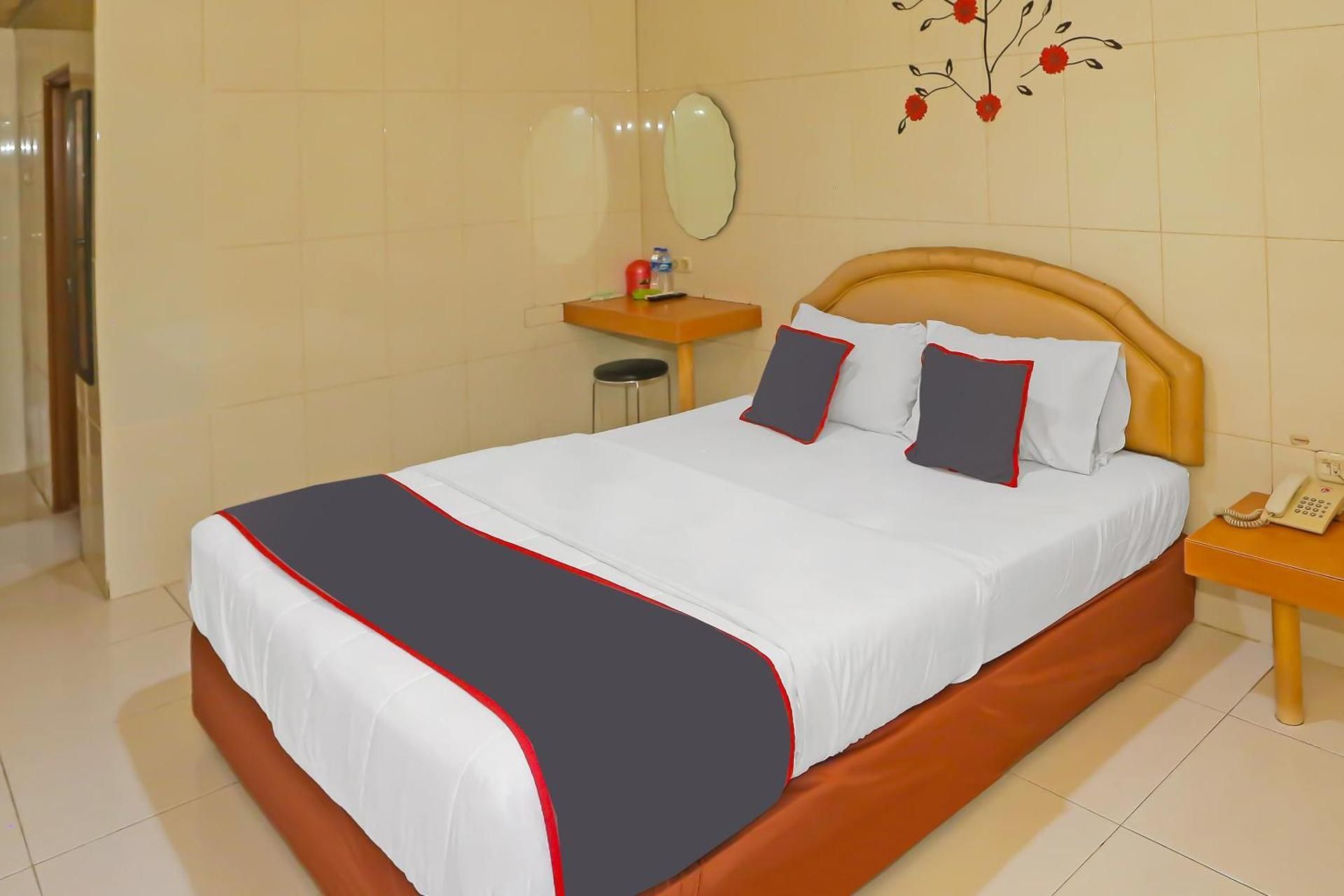 Hotel O Sion Holiday Deluxe Double Room