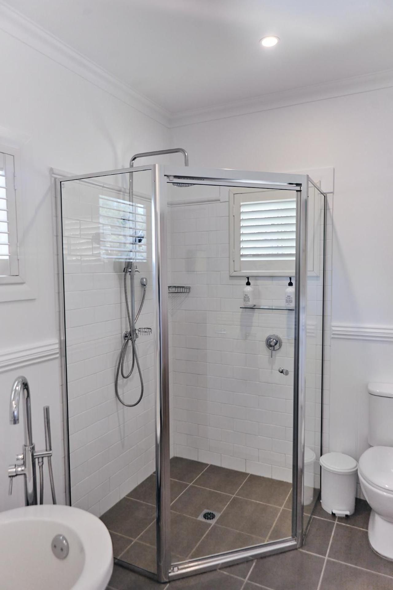 1 Breeze King Suite - with Bath