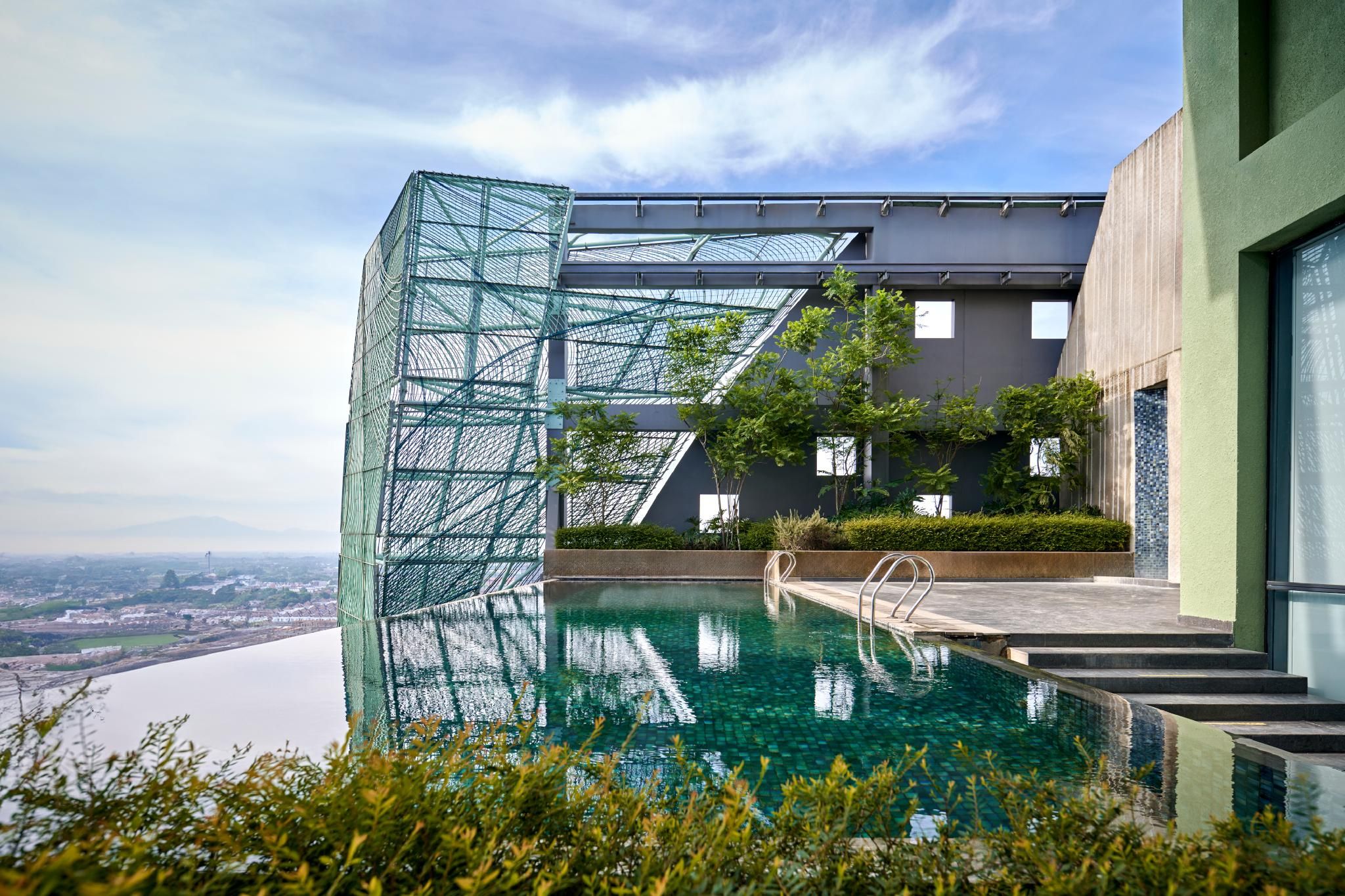 swimming pool [outdoor]