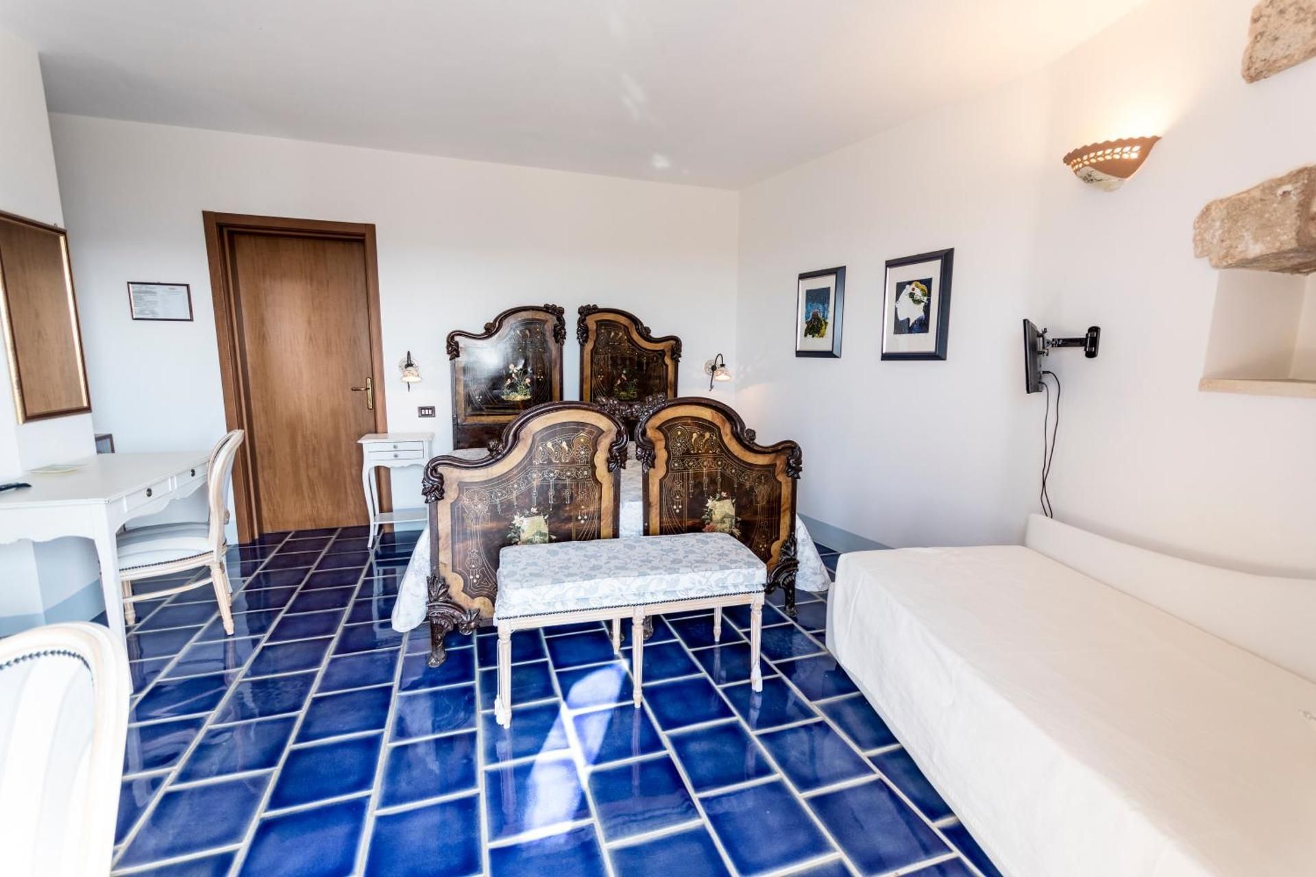 Deluxe Room (2 Adults + 1 Child)
