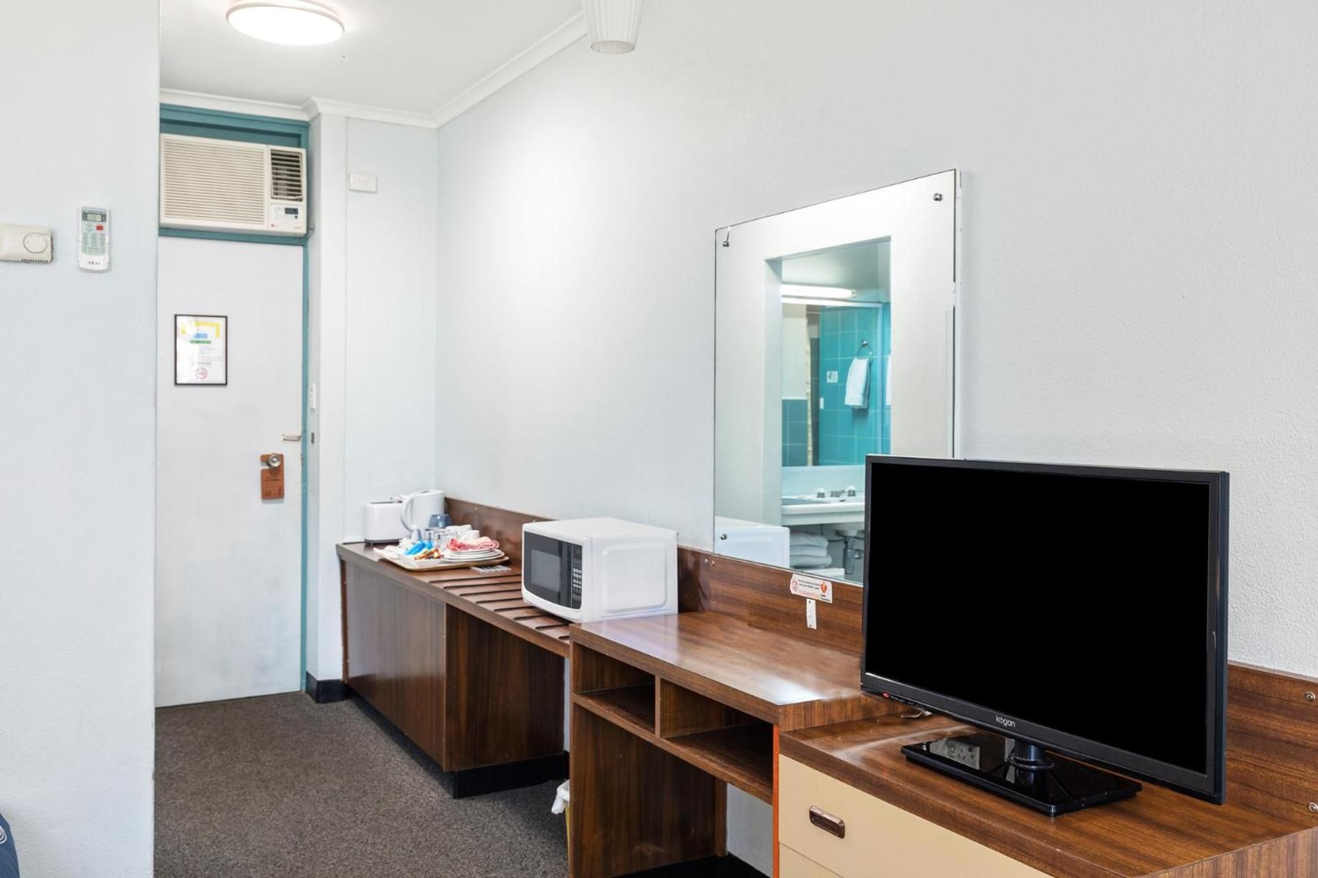 Red Carpet Motel Standard Twin Room 2