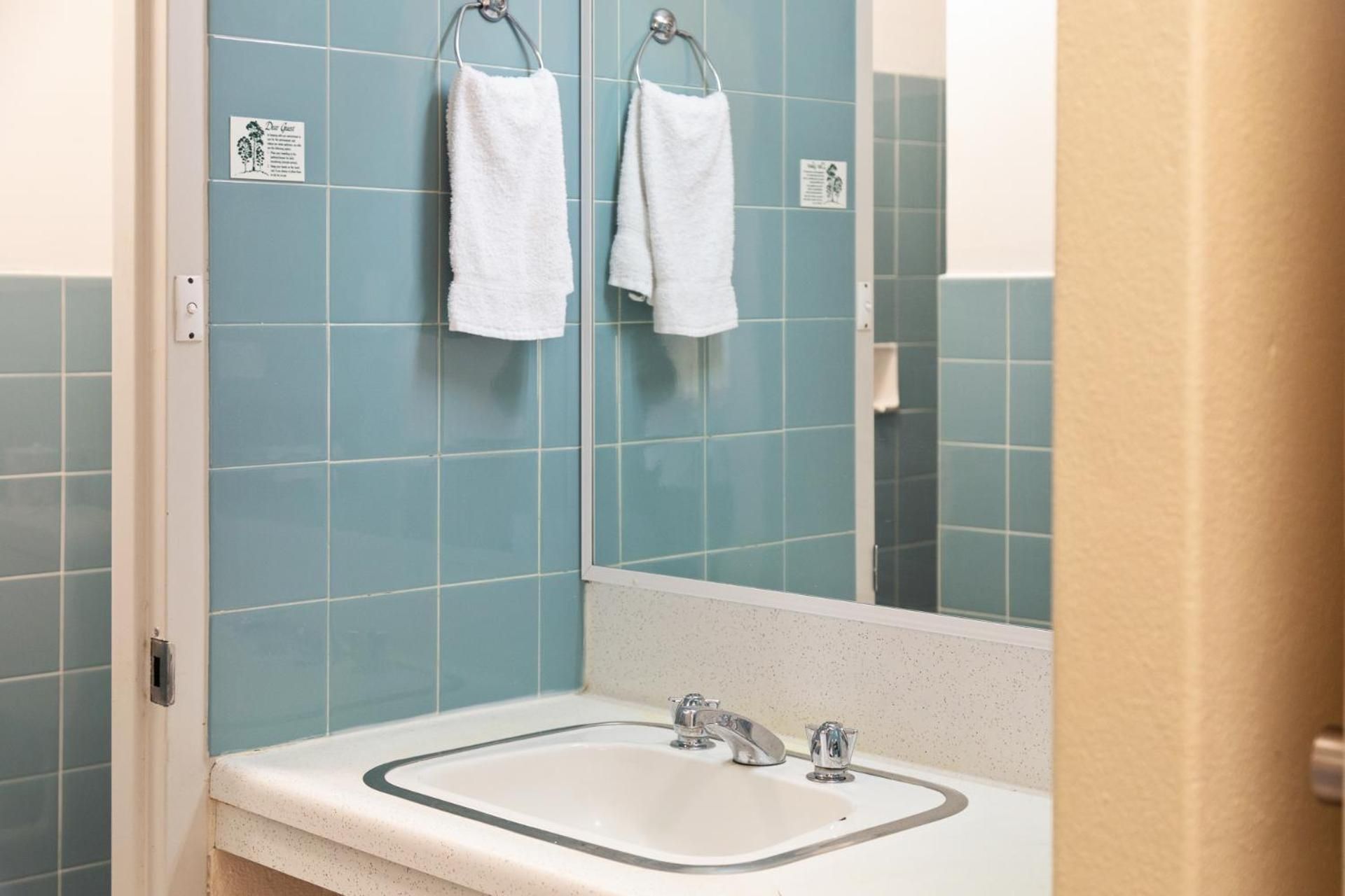 Red Carpet Motel Family Room 3