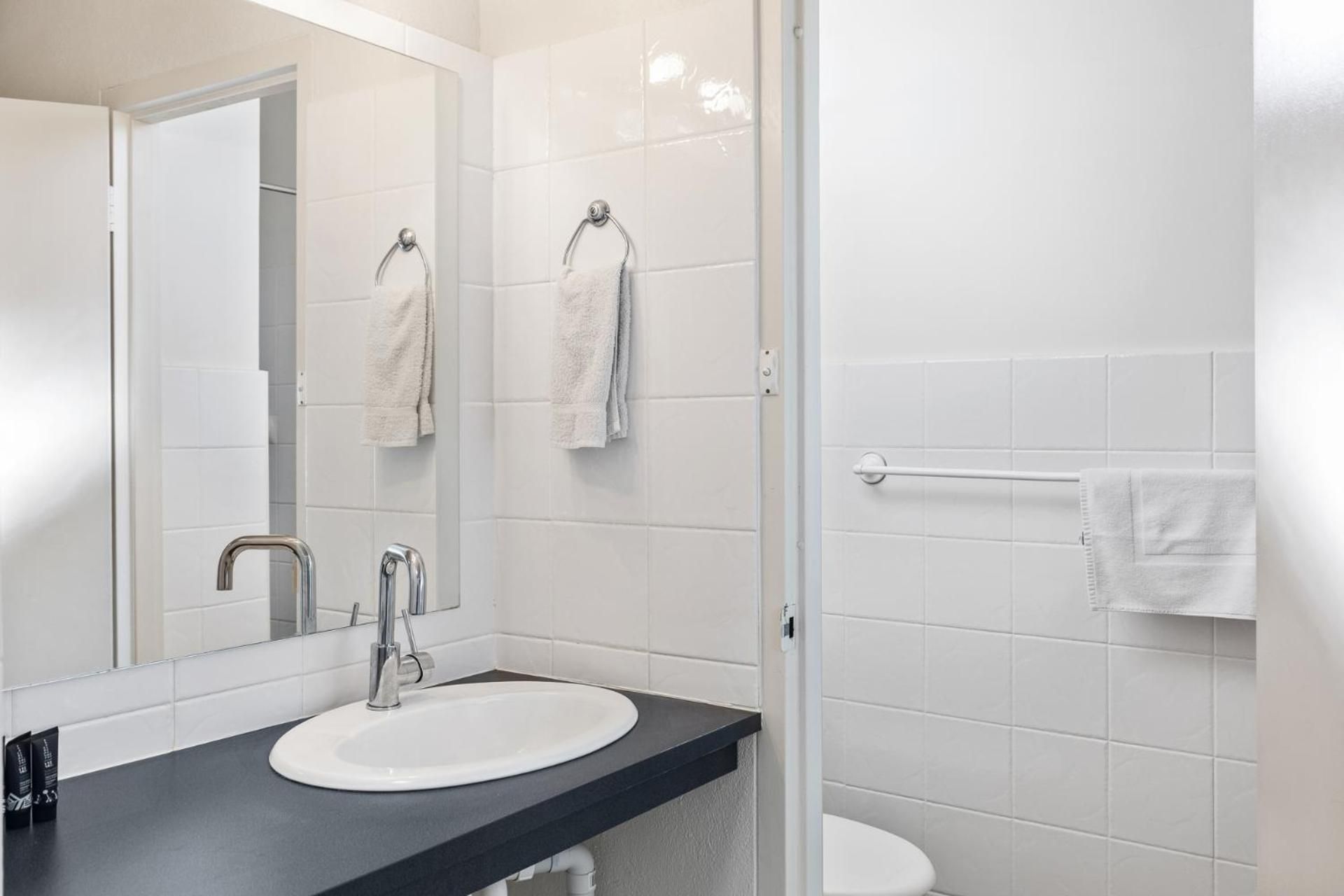 Red Carpet Motel Queen Room 3