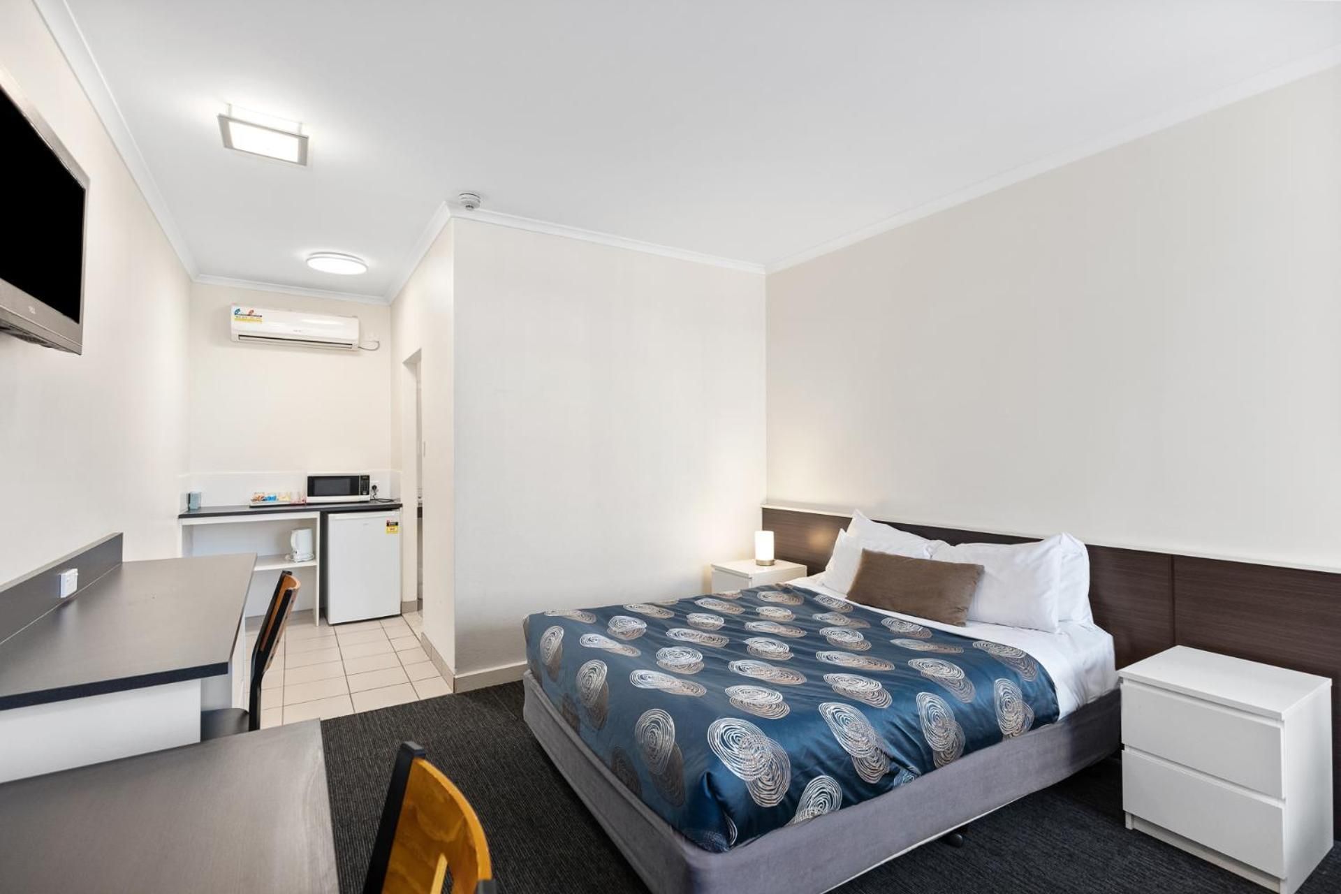 Red Carpet Motel Queen Room 2