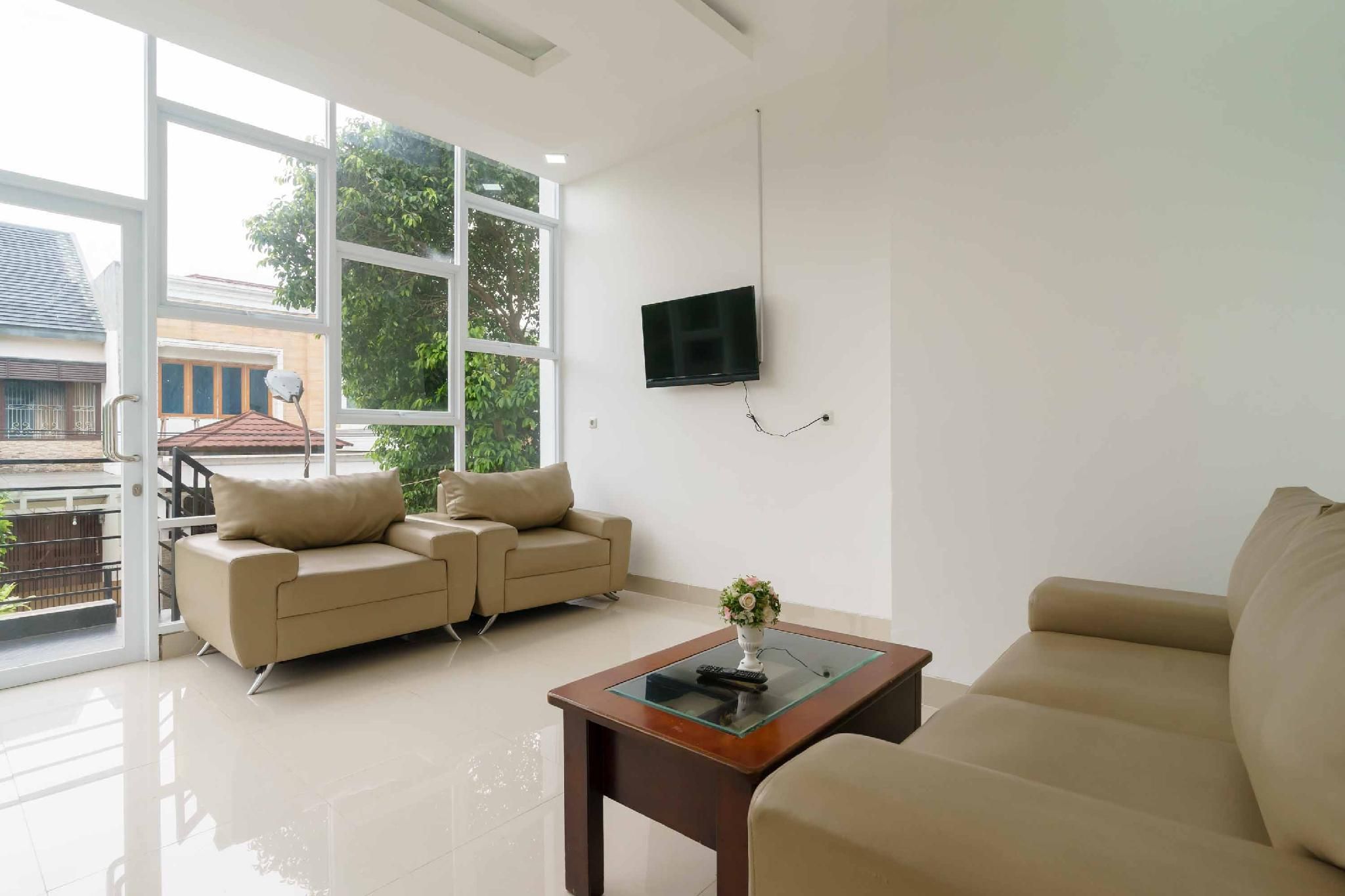 shared lounge/tv area