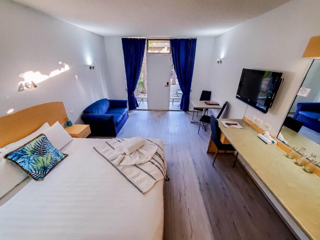 Sandors Motor Inn Queen Room