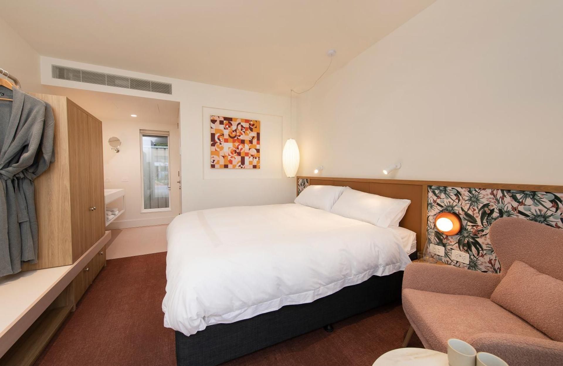 Kar-Rama Hotel Executive King Access Roomwith Free Parking, Wifi, Welcome Drink, Mini-bar 2