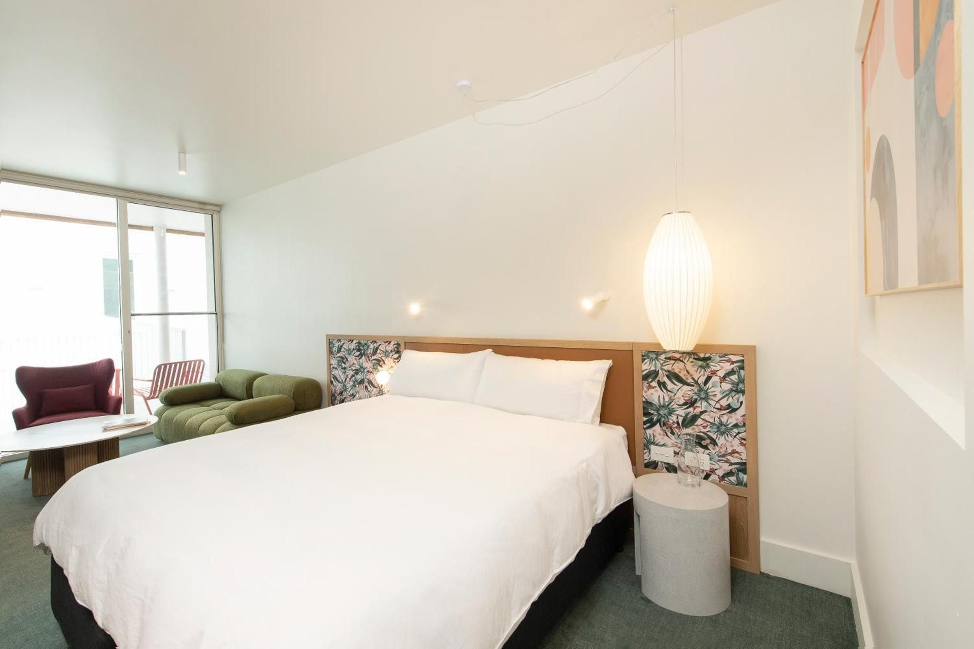 Deluxe King with Free Parking, Wifi, Welcome Drink and Mini-bar