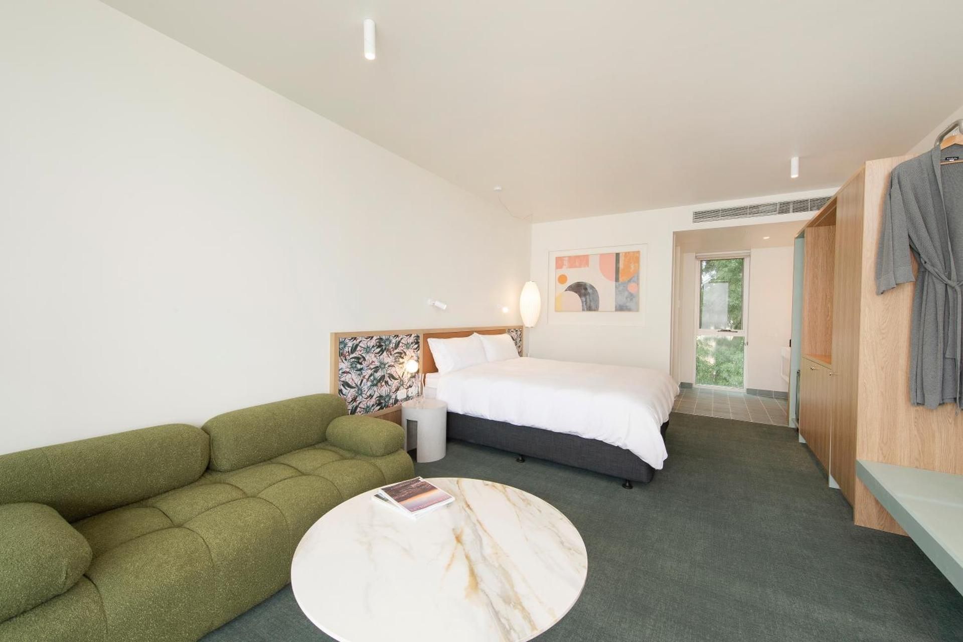 Deluxe King with Free Parking, Wifi, Welcome Drink and Mini-bar