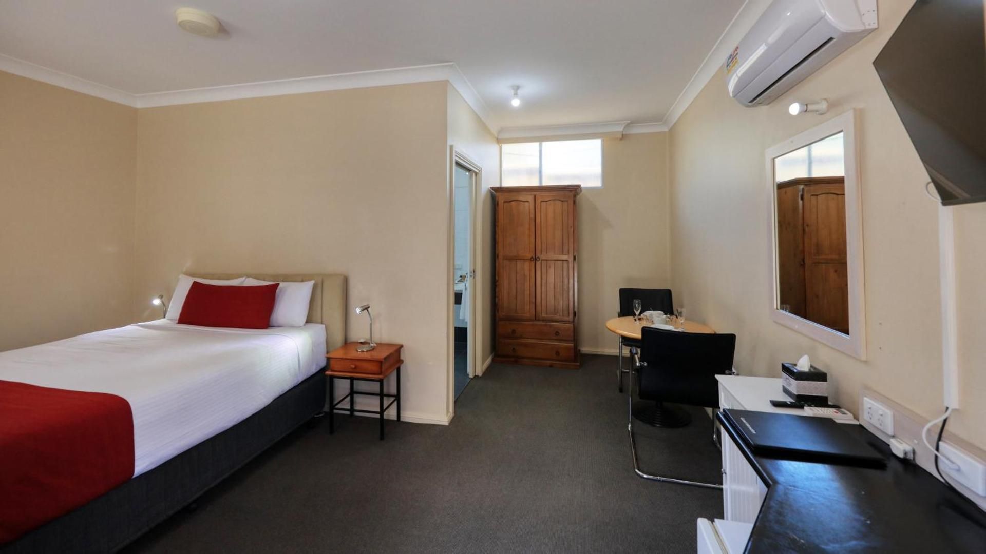 Ashton Motel Queen Room - Disability Access 2