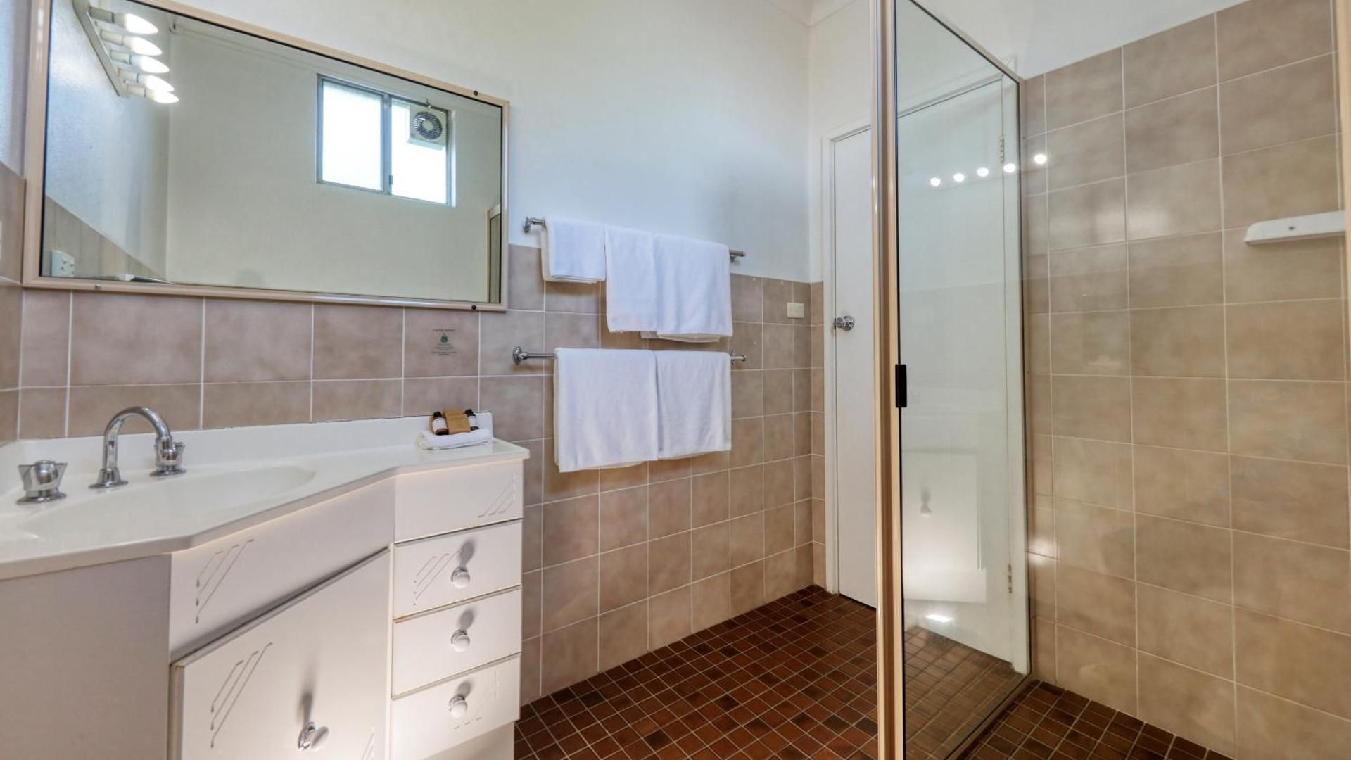 Ashton Motel Standard Twin Room 2