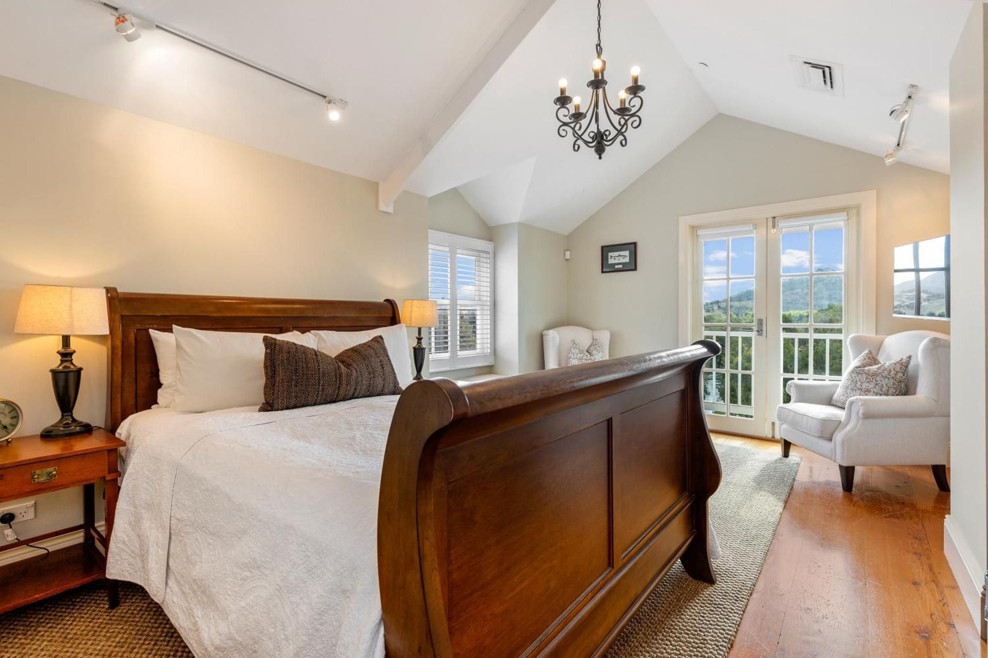 Deluxe Queen Room with Juliette Balcony and Valley View