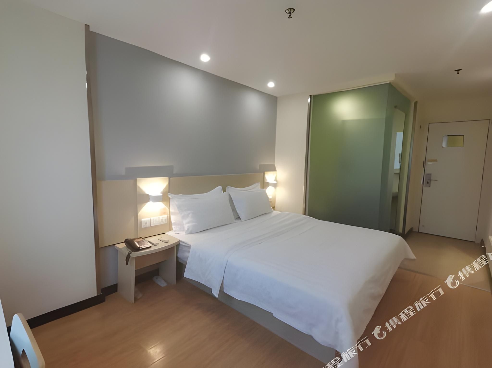 Business Queen Room