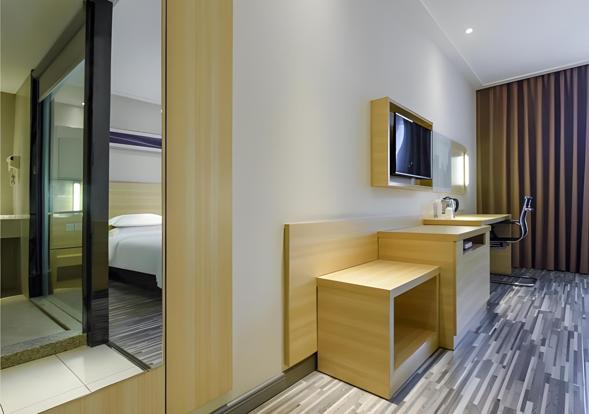 Business Queen Room