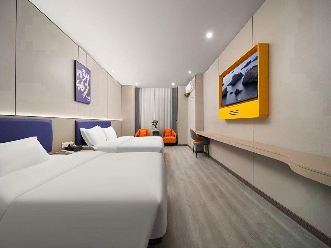 WH - New 7 Days Chess Funny Twin Room