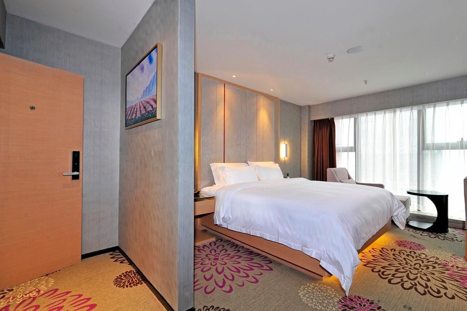 Standard Queen Size Bed Room