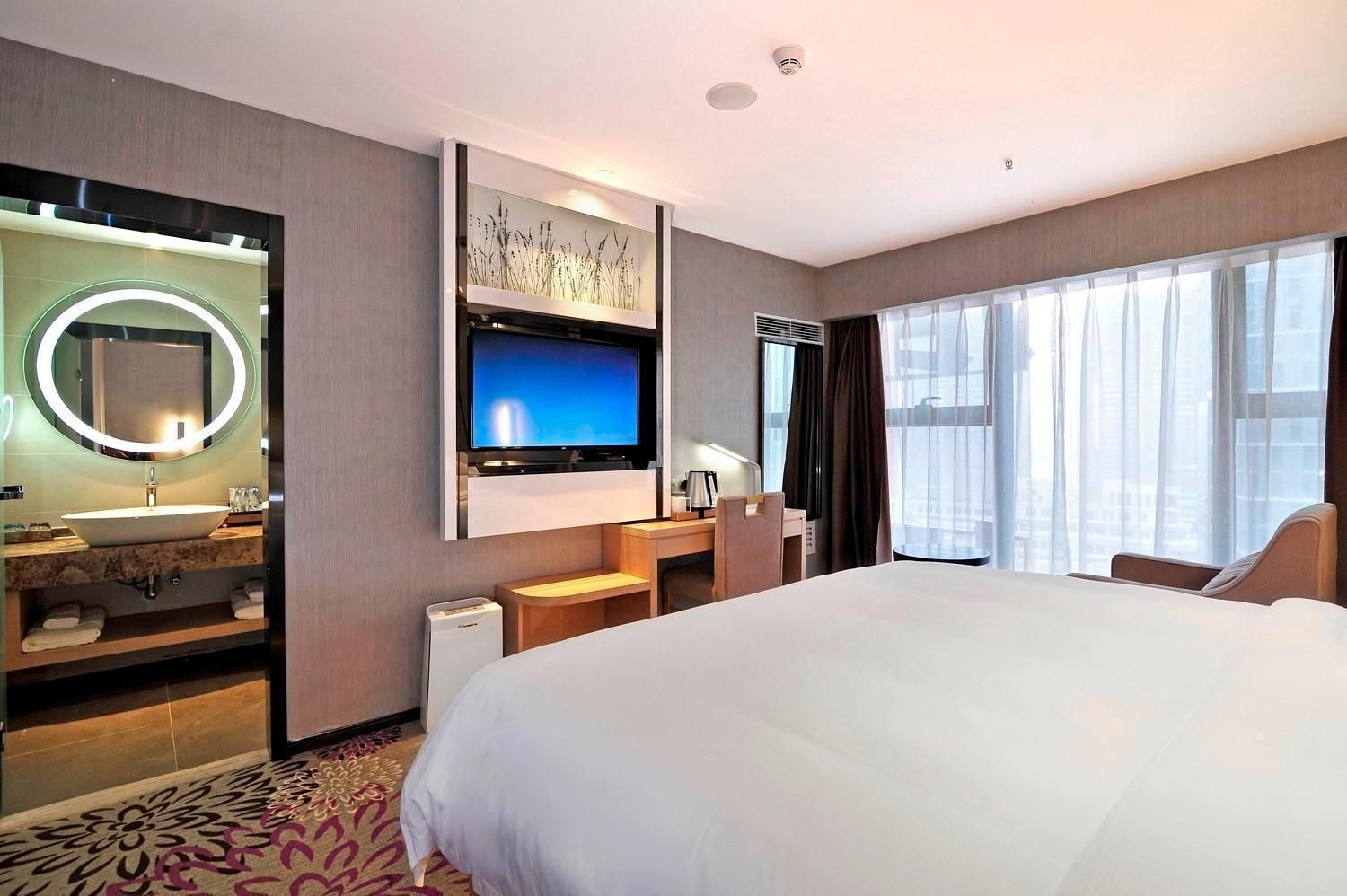 Standard Queen Size Bed Room