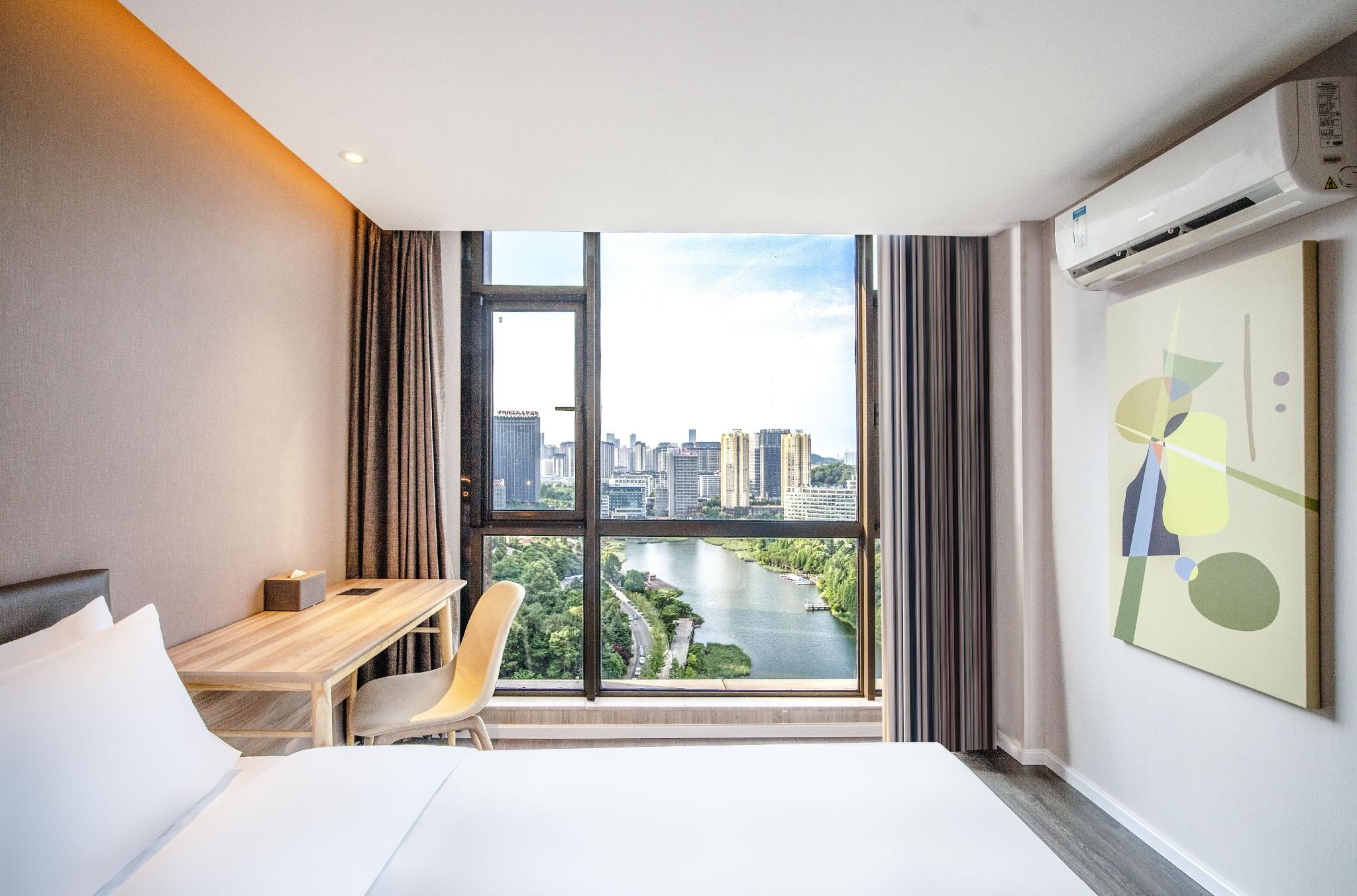 High Floor Queen Room with Lake View