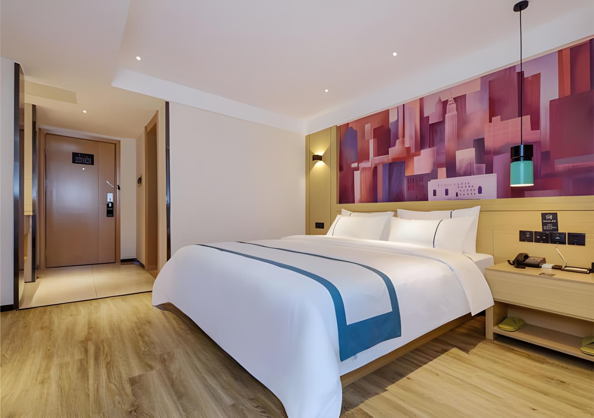 Stand Queen Room