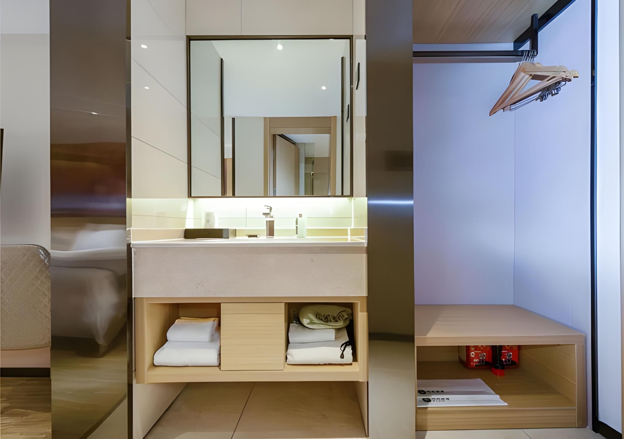 Stand Queen Room