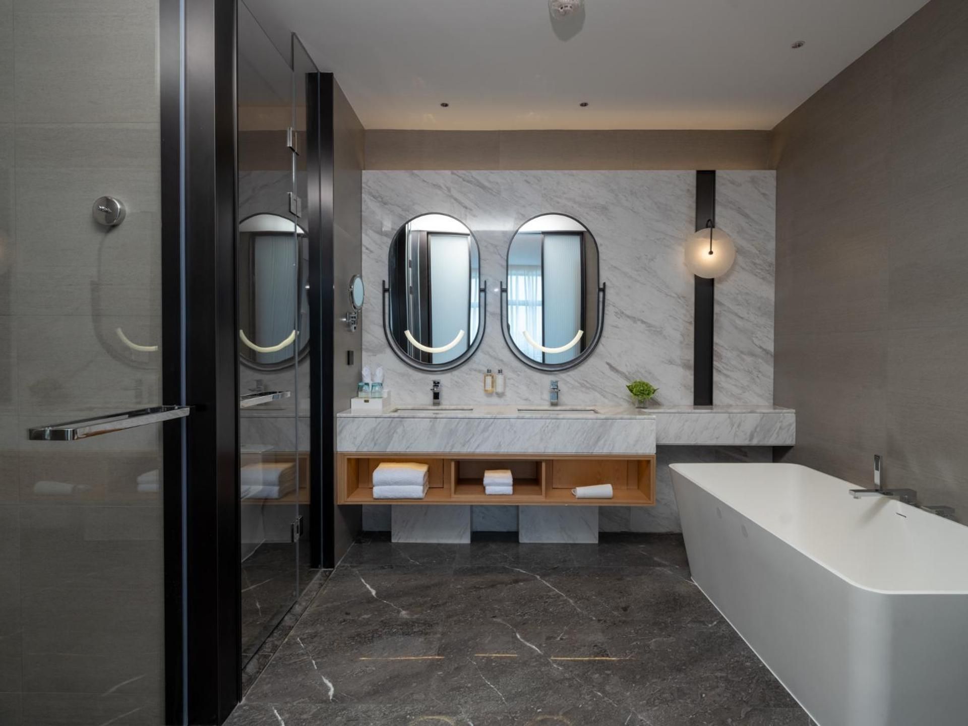 Holiday Inn Guiyang Airport By IHG One-Bedroom Suite with Dining Area 2