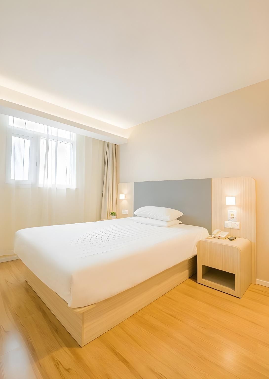Hotel Queen Room