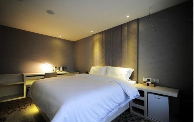 Standard Queen Size Bed Room