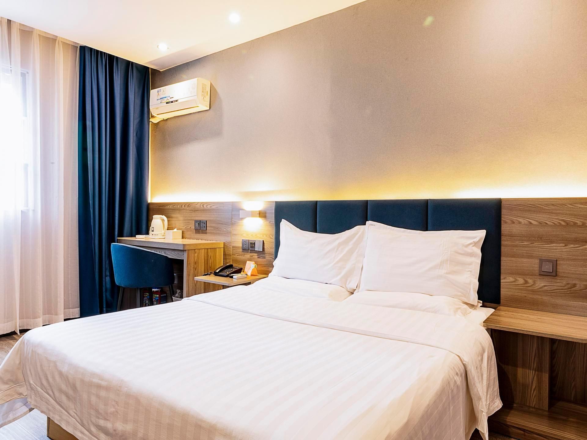 Feature Queen Room