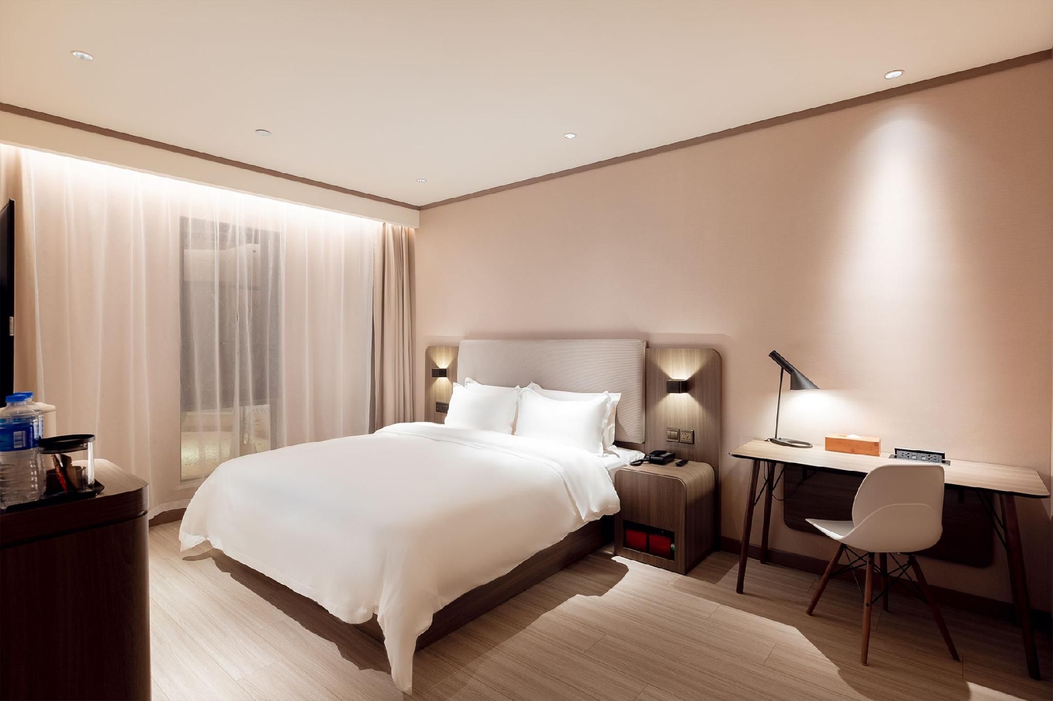 Landscape Queen Room