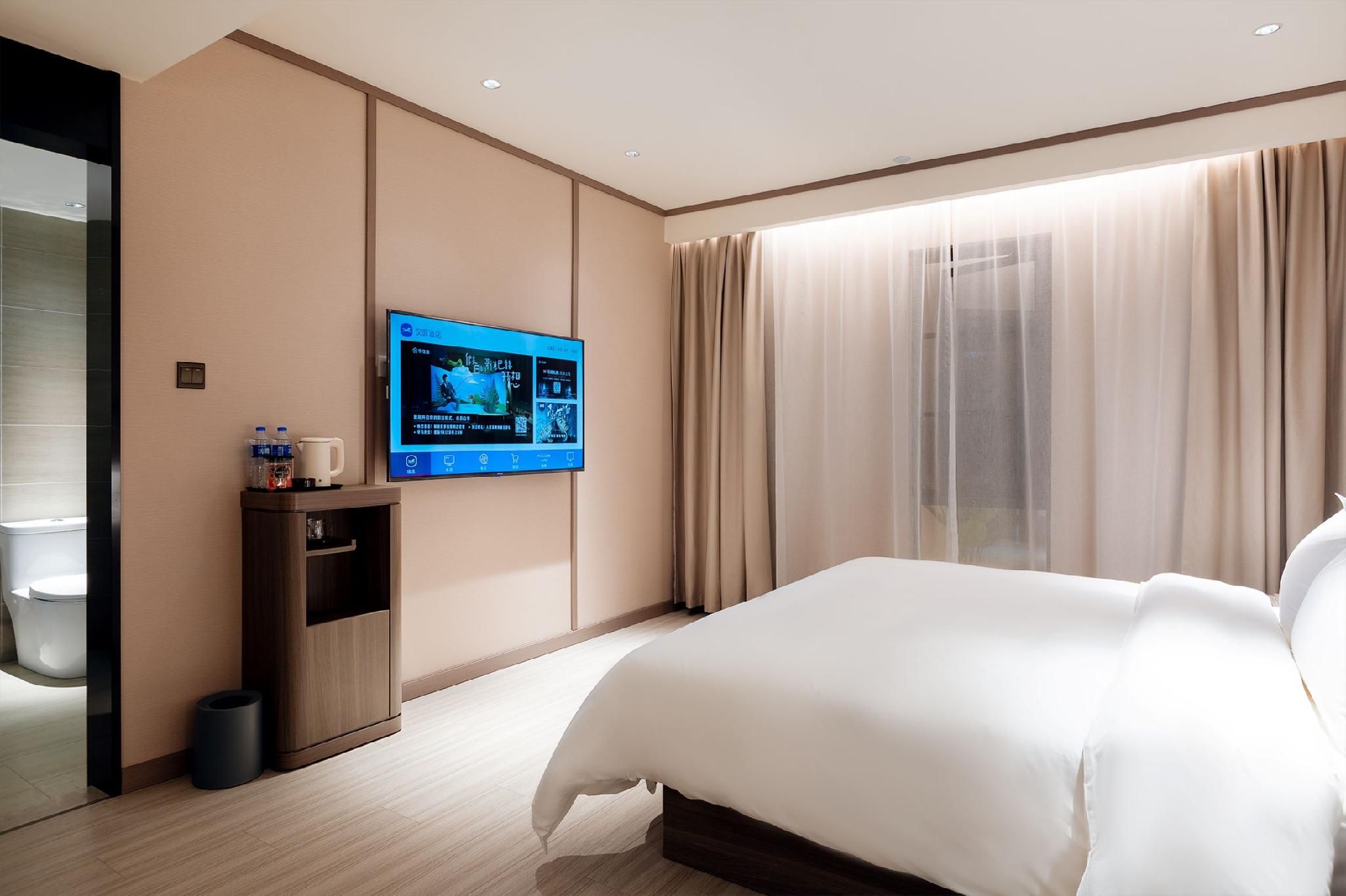 Landscape Queen Room
