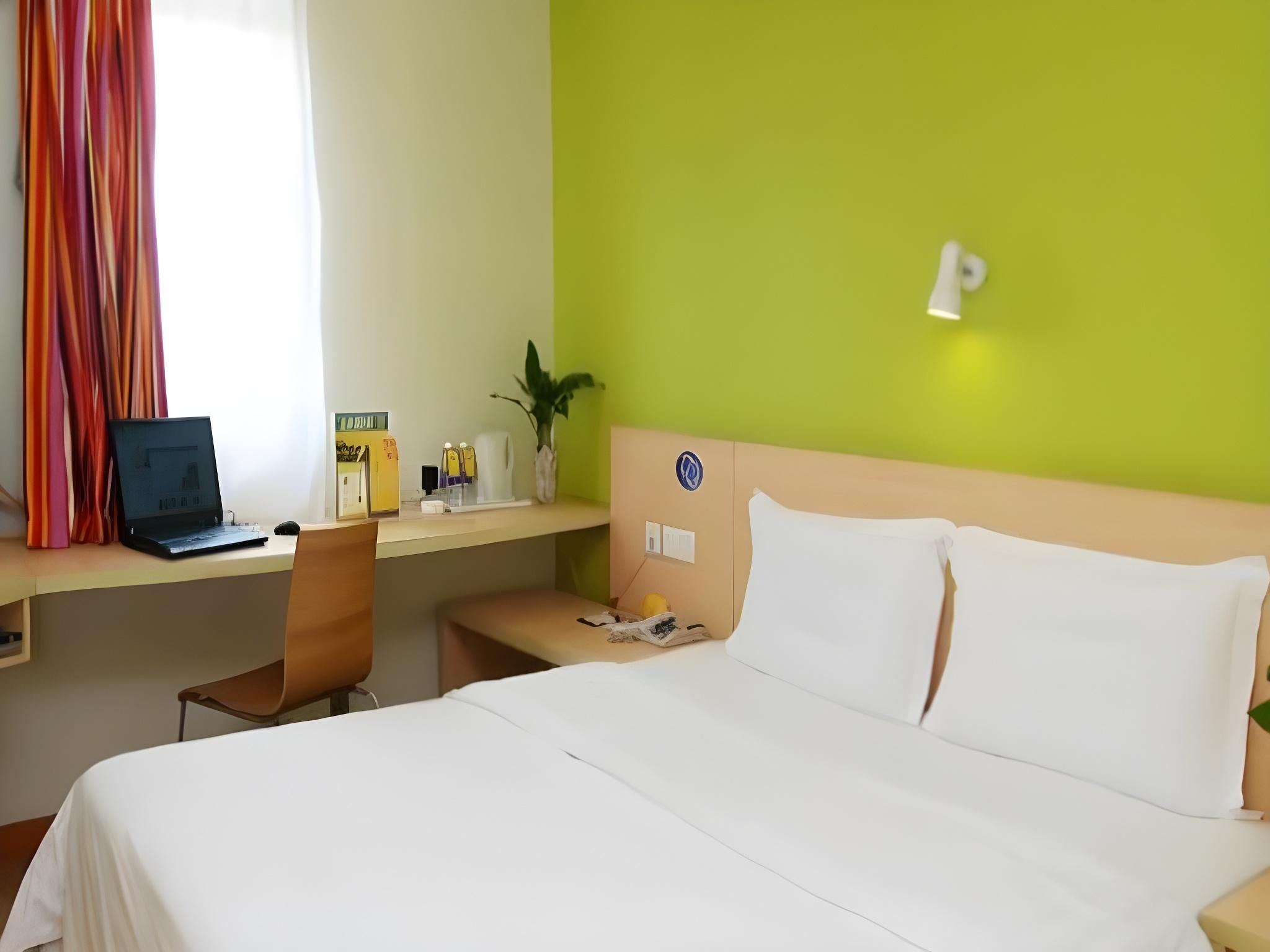 Business Queen Room