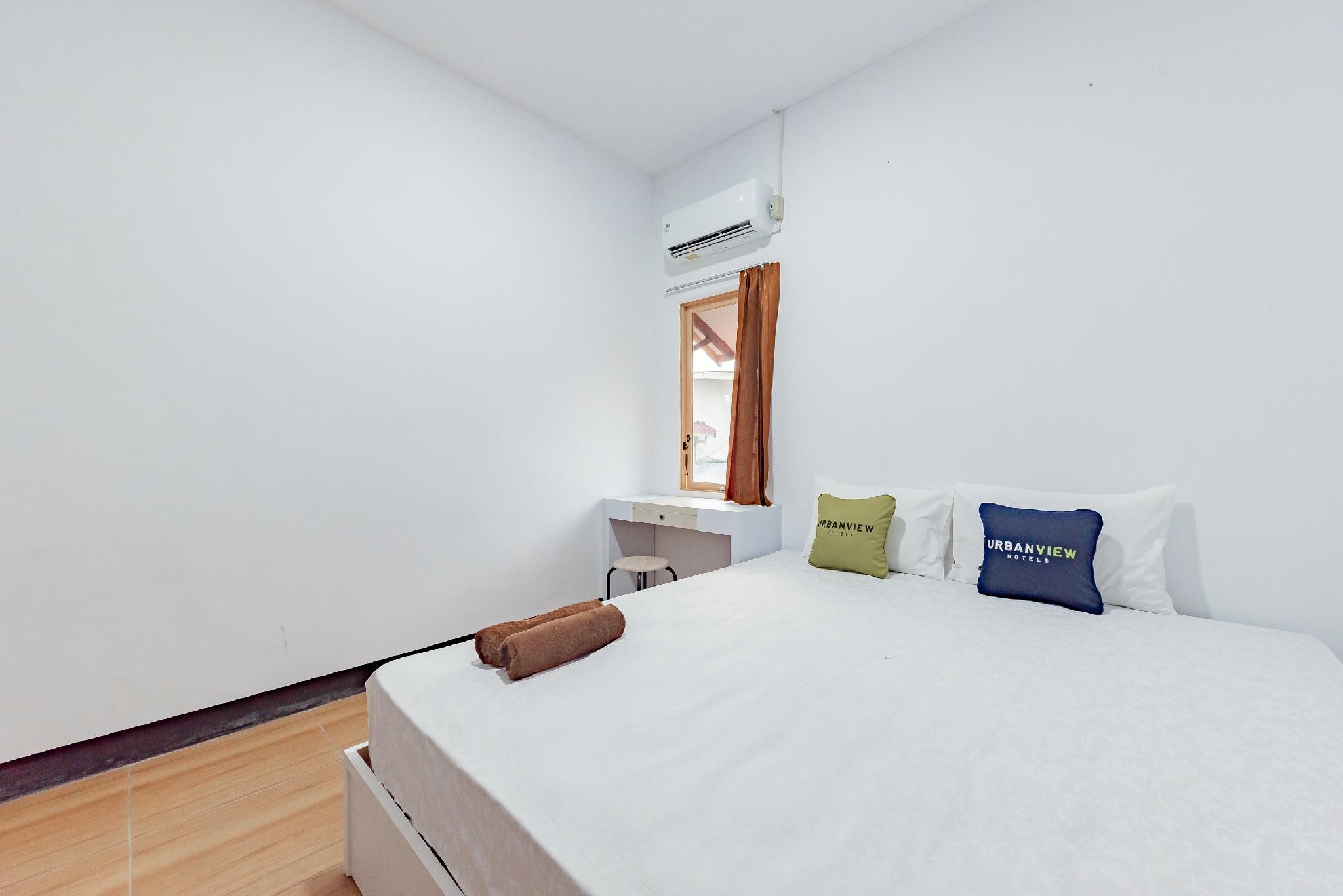 Urbanview Hotel Tropical Ketapang by RedDoorz Standard Room