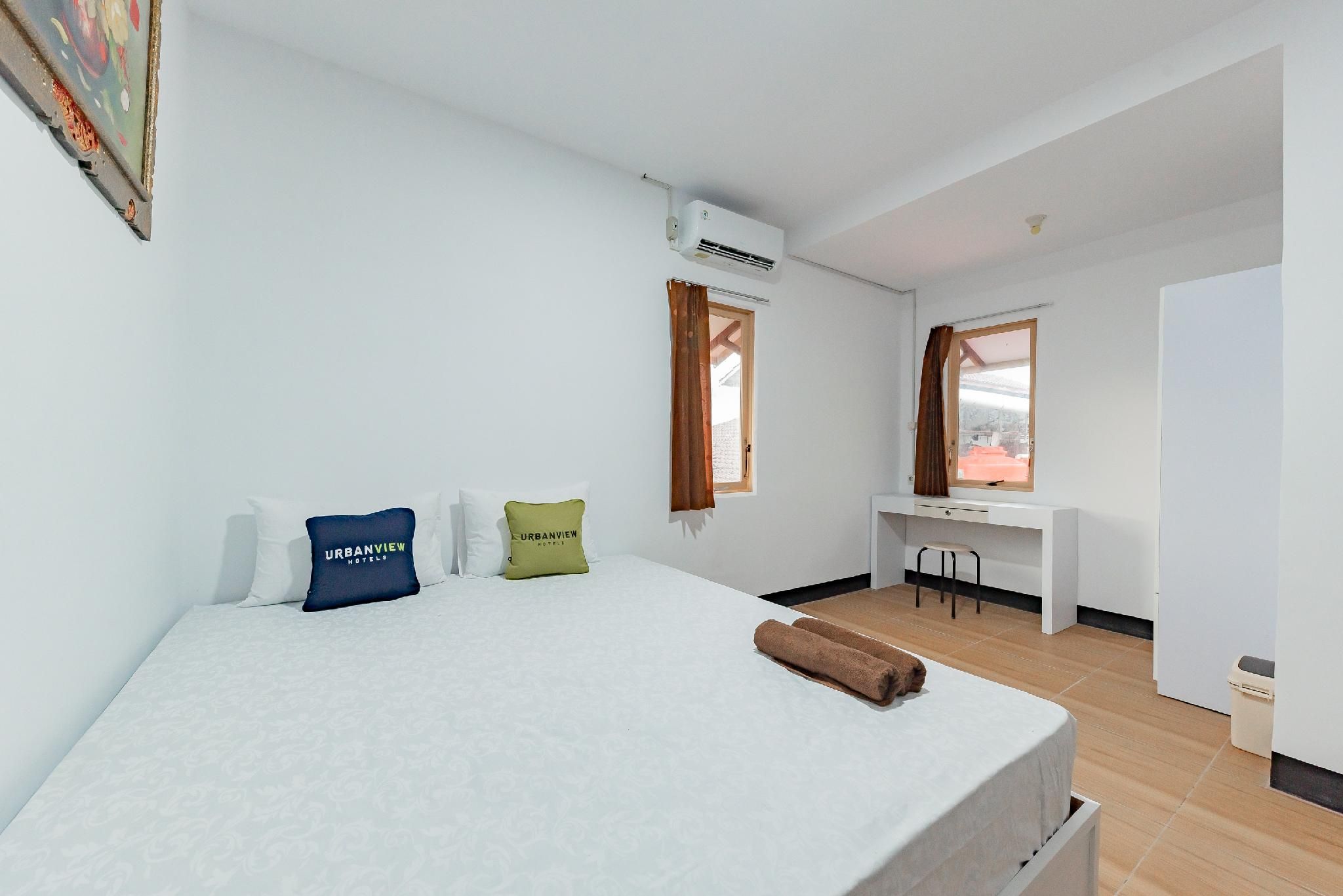 Urbanview Hotel Tropical Ketapang by RedDoorz Deluxe Room 2