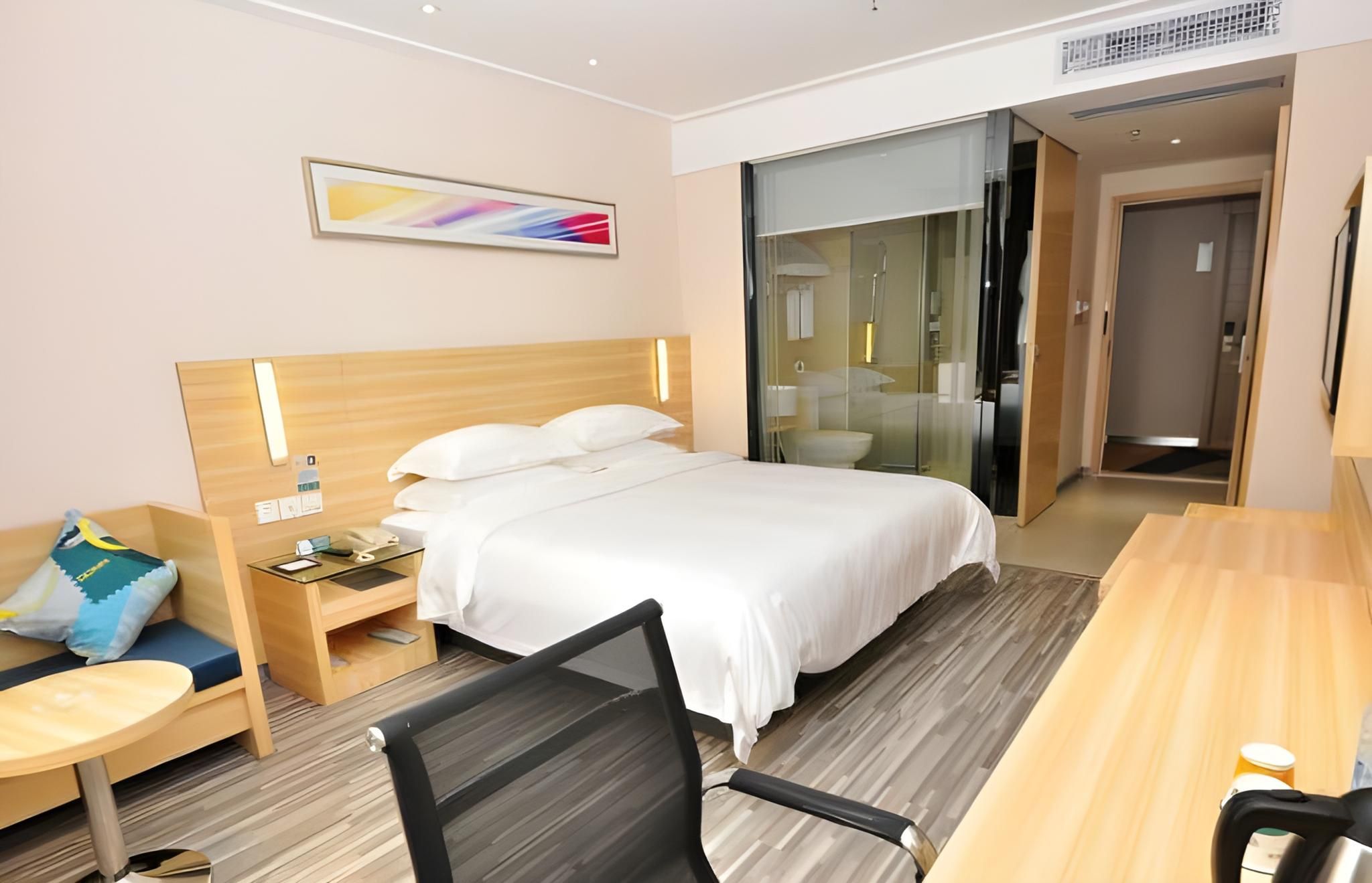 Stand Queen Room